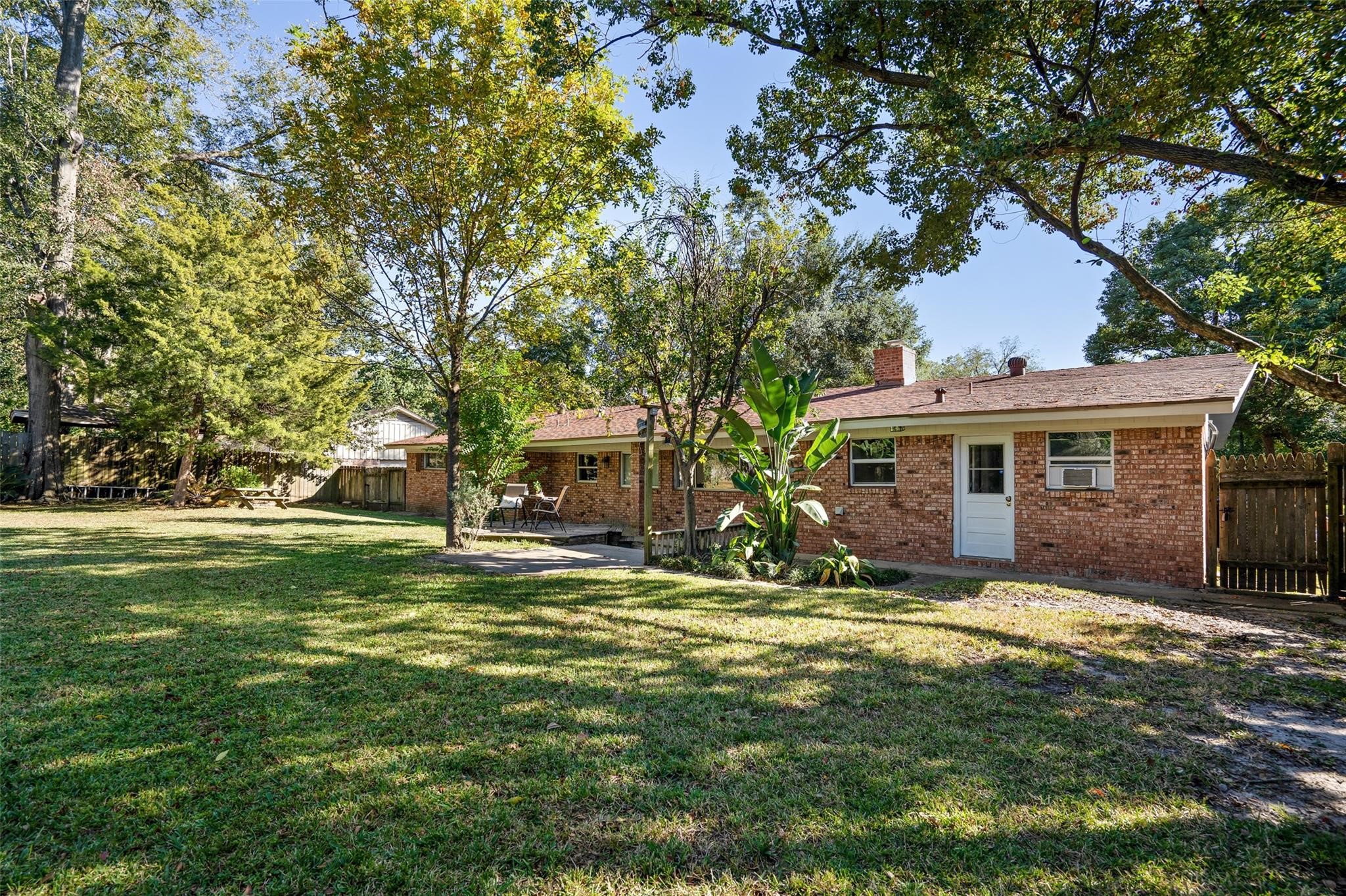 Imagine afternoons filled with fun in this expansive backyard!
