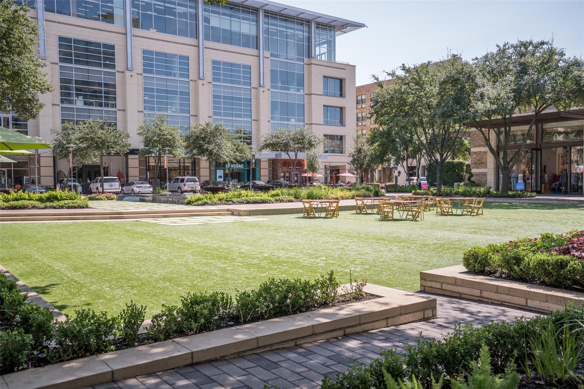 City Centre is a short drive away with live music and fine dining around the lawn.
