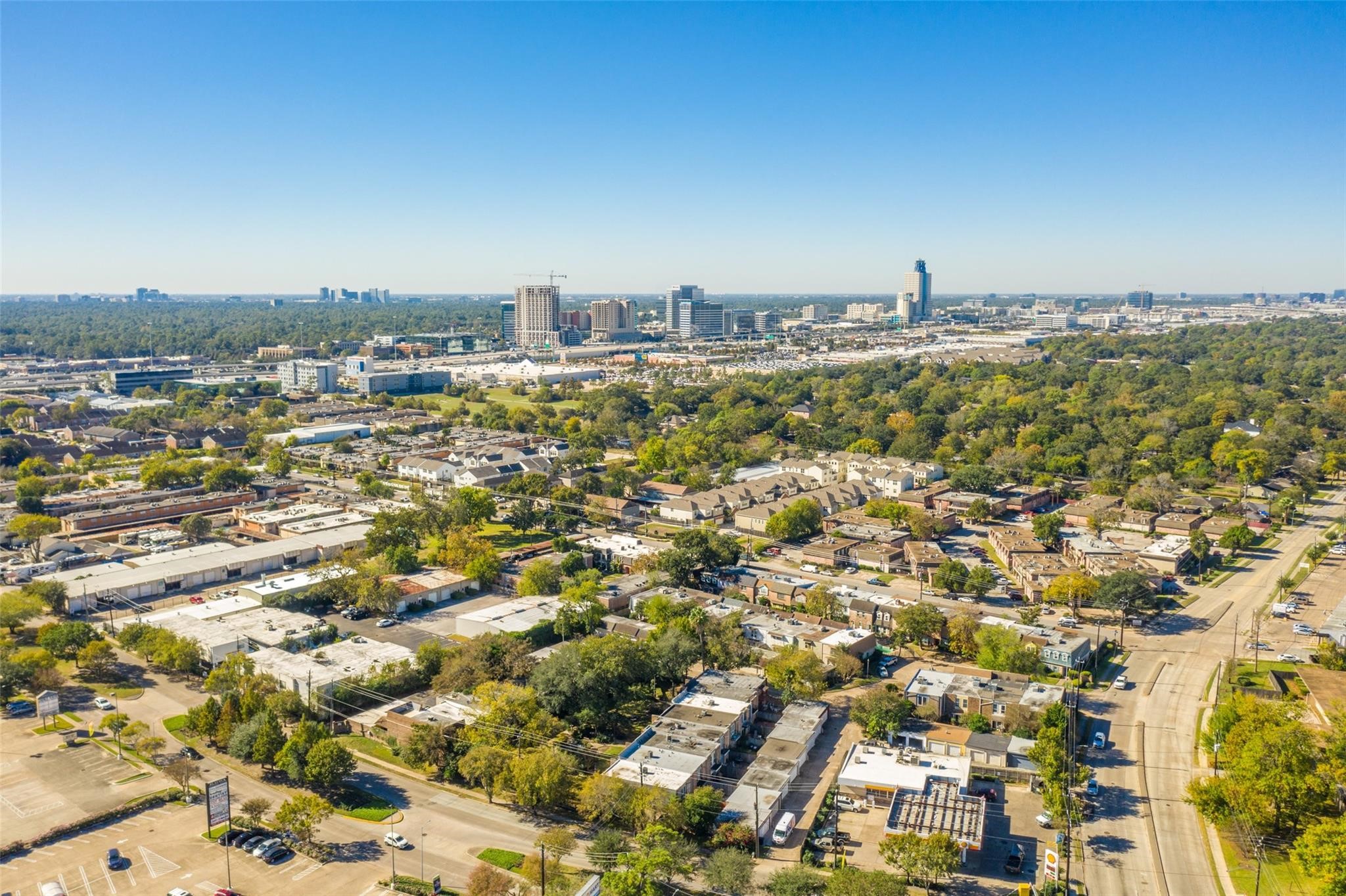 This home is ideally situated close to many Houston attractions! Easy access to I-10, Beltway 8 and 610 make commuting to work a breeze!