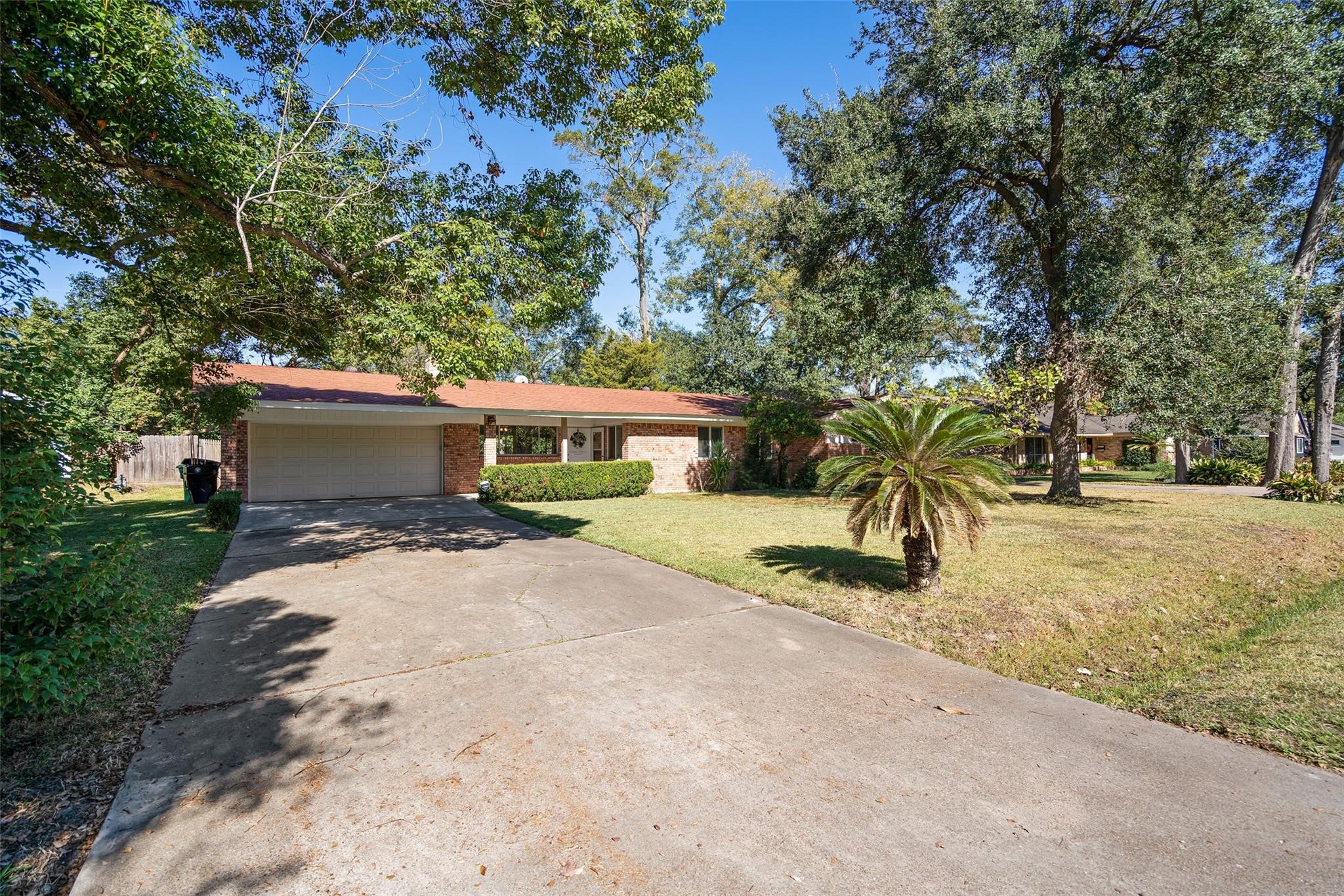 Long double driveway offers plenty of parking in front of this great home!