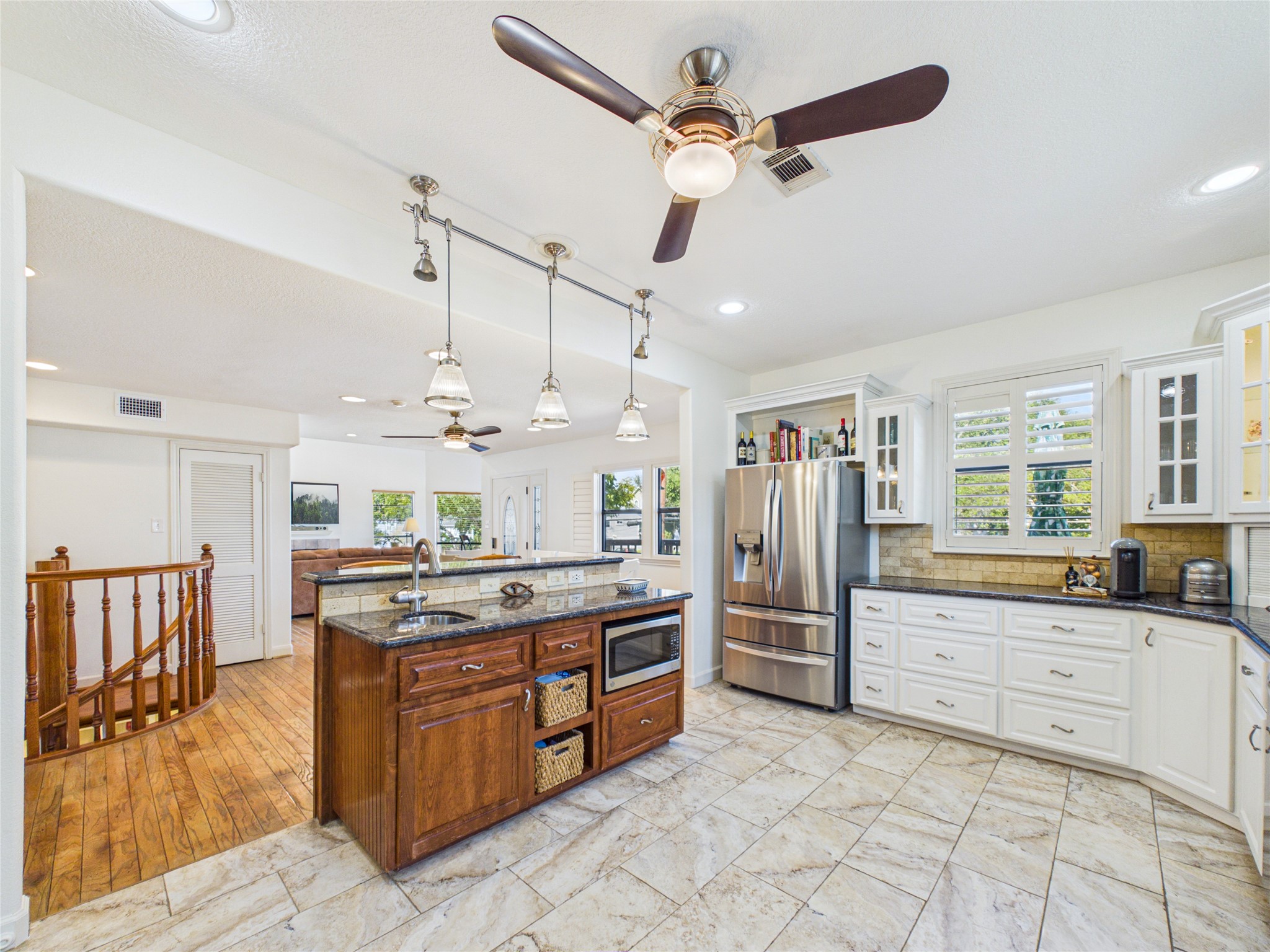 907 Juniper Road, Clear Lake Shores, TX 77565