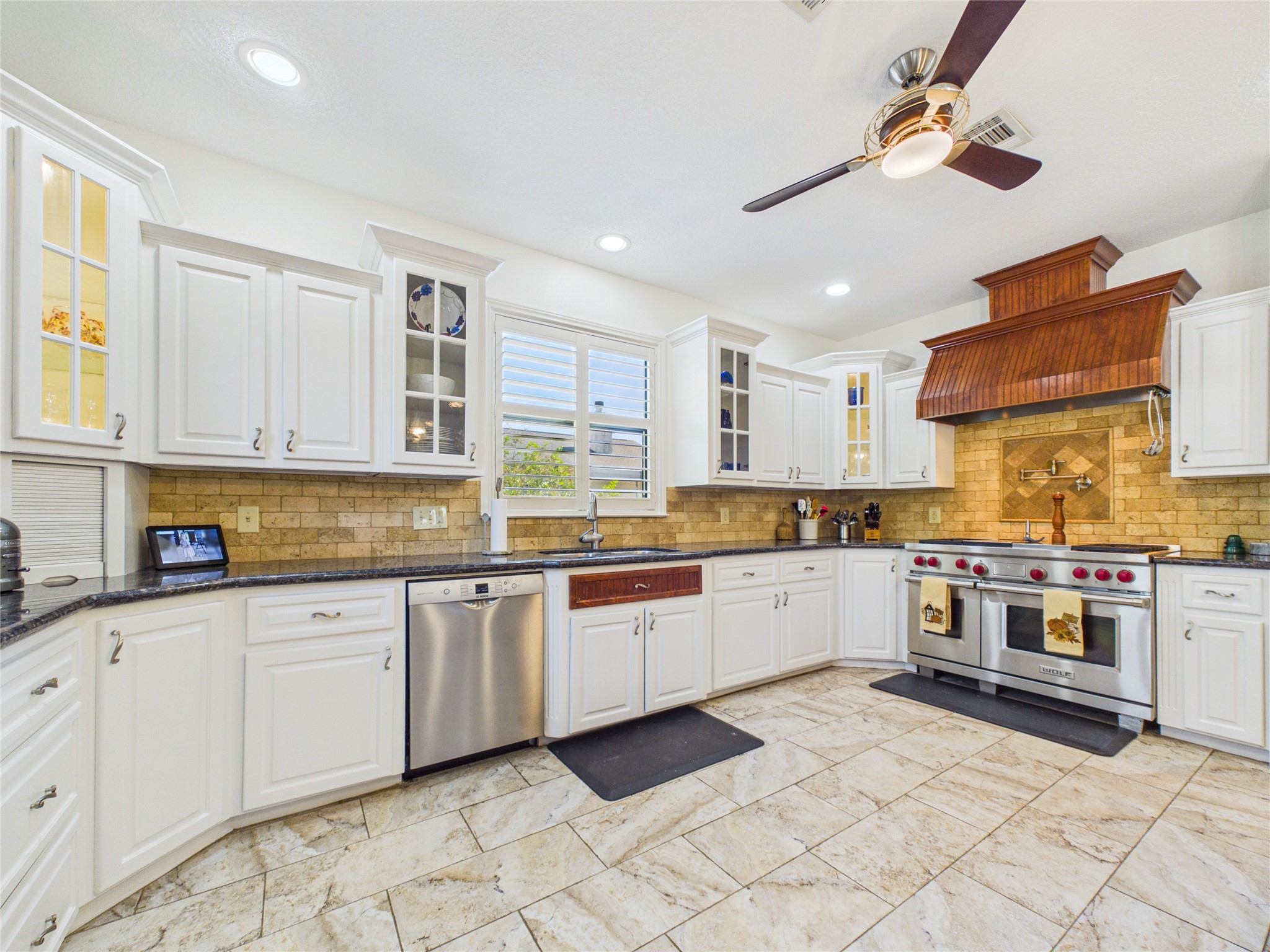907 Juniper Road, Clear Lake Shores, TX 77565
