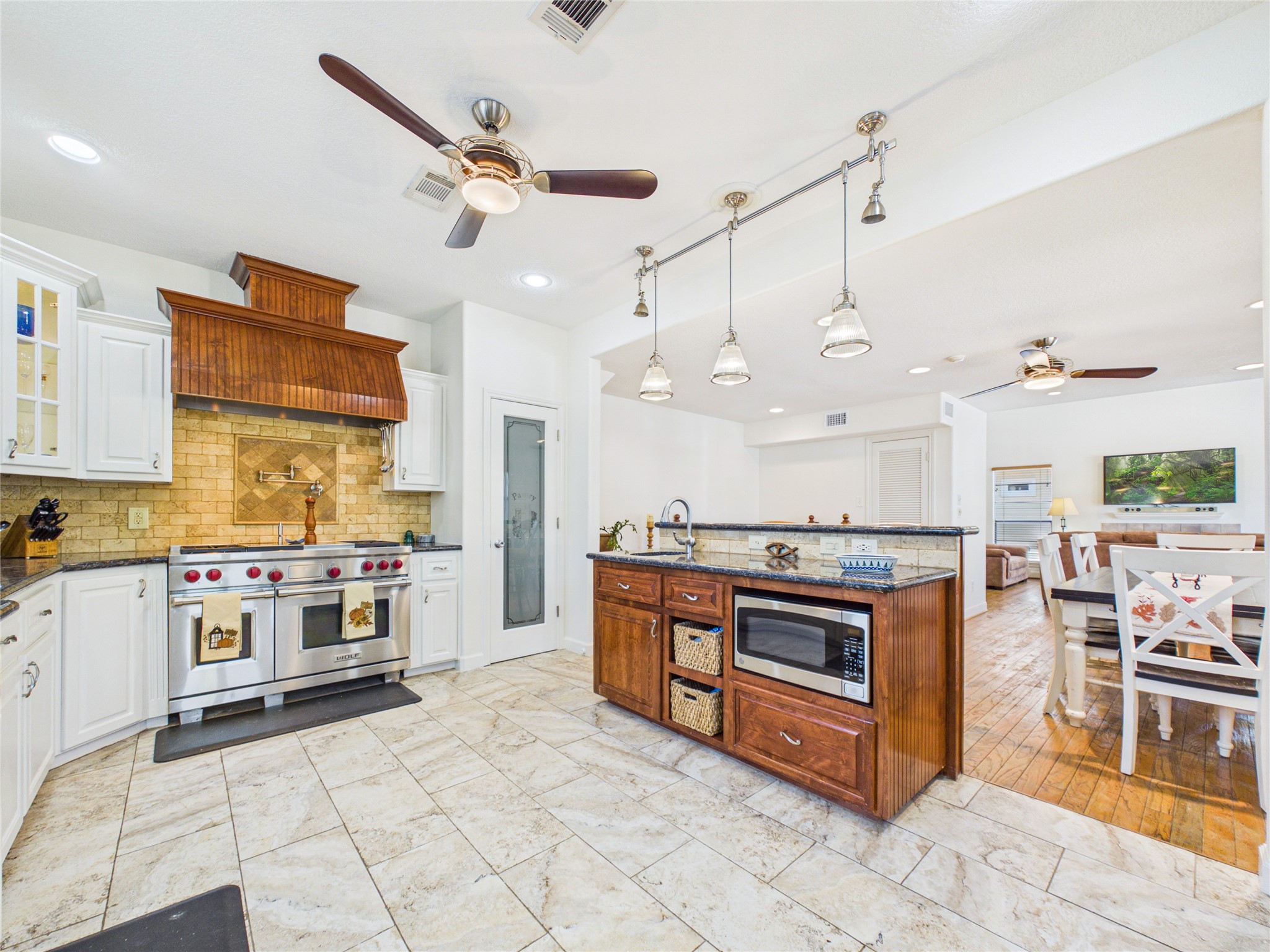 907 Juniper Road, Clear Lake Shores, TX 77565