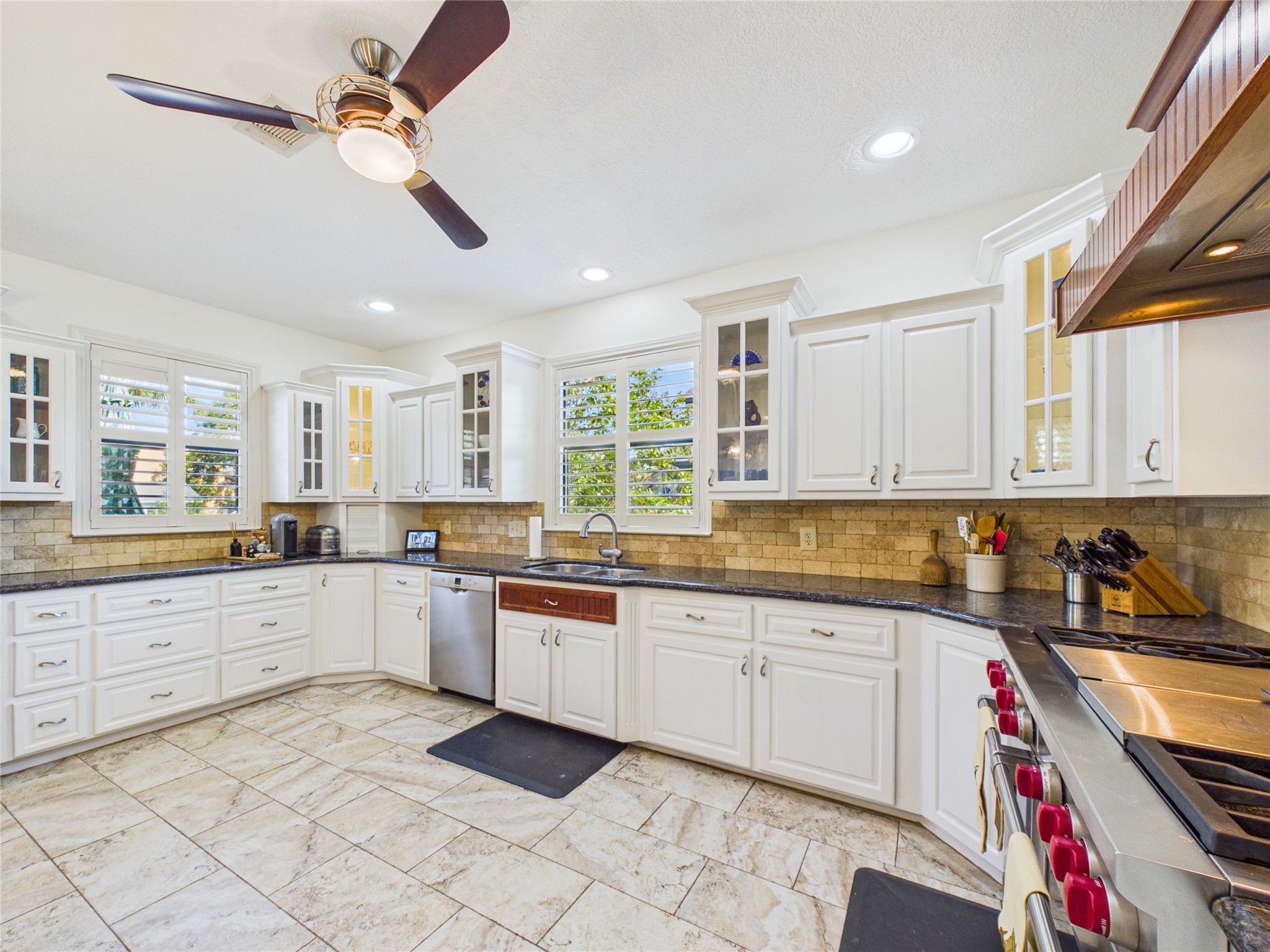 907 Juniper Road, Clear Lake Shores, TX 77565