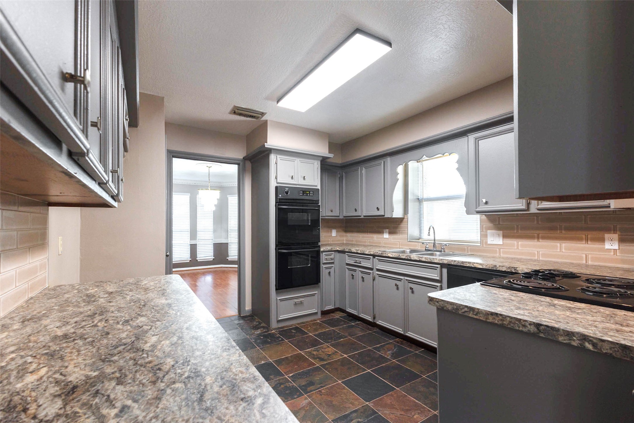 Lovely Kitchen w/Double Oven Lovely Kitchen w/Double Oven