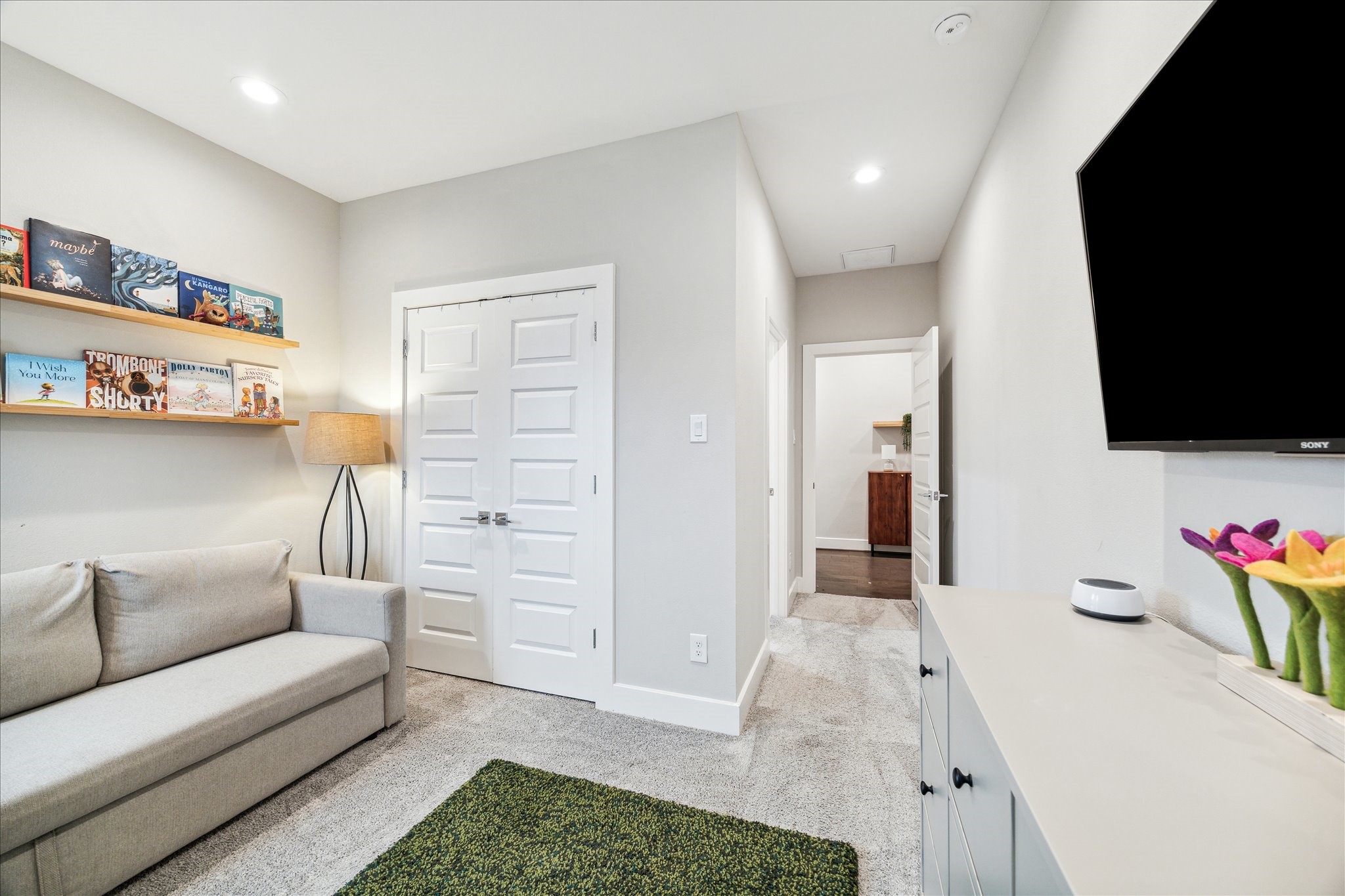 Secondary guest bedroom.