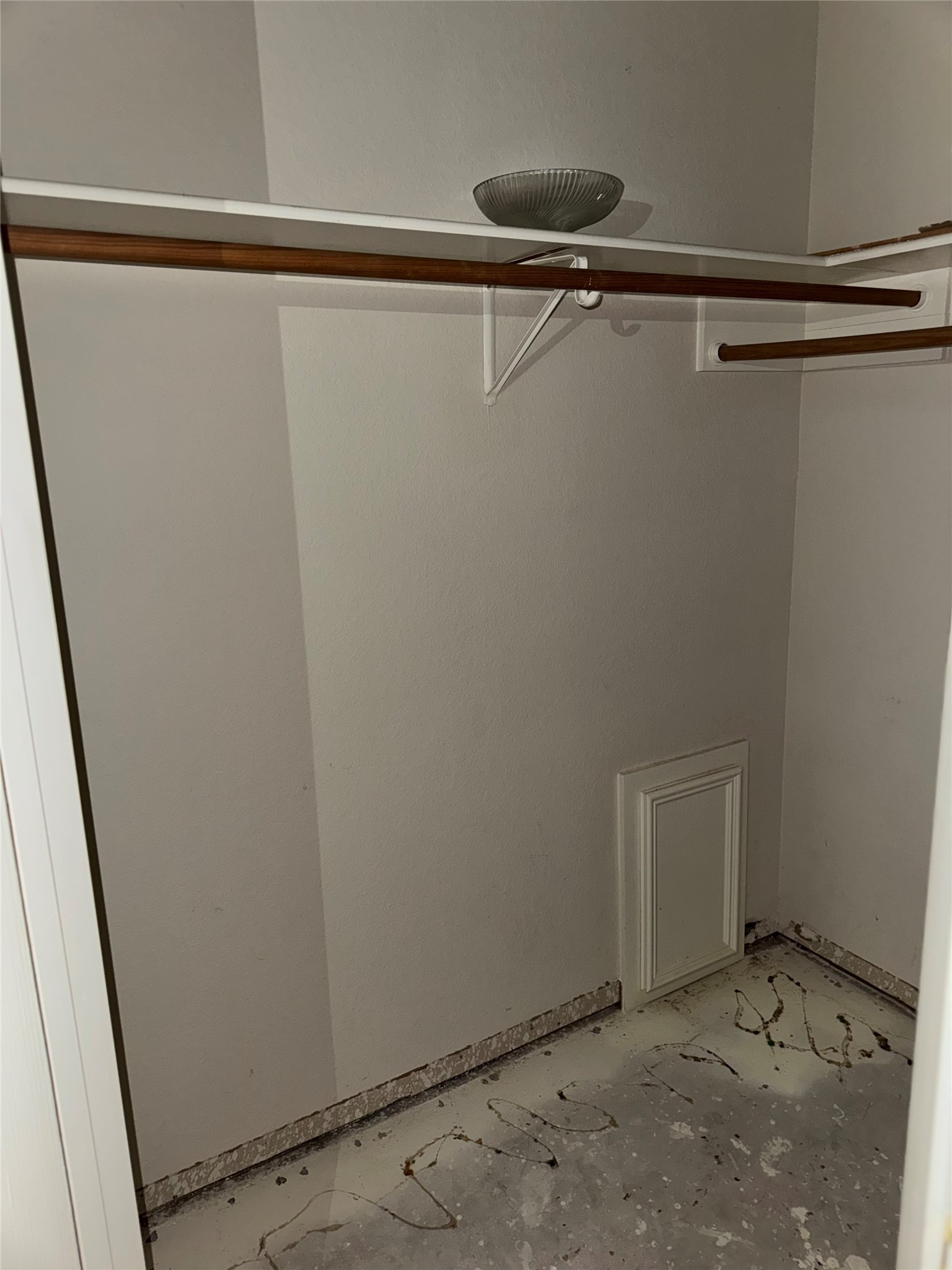 Primary en-suite walk in closet