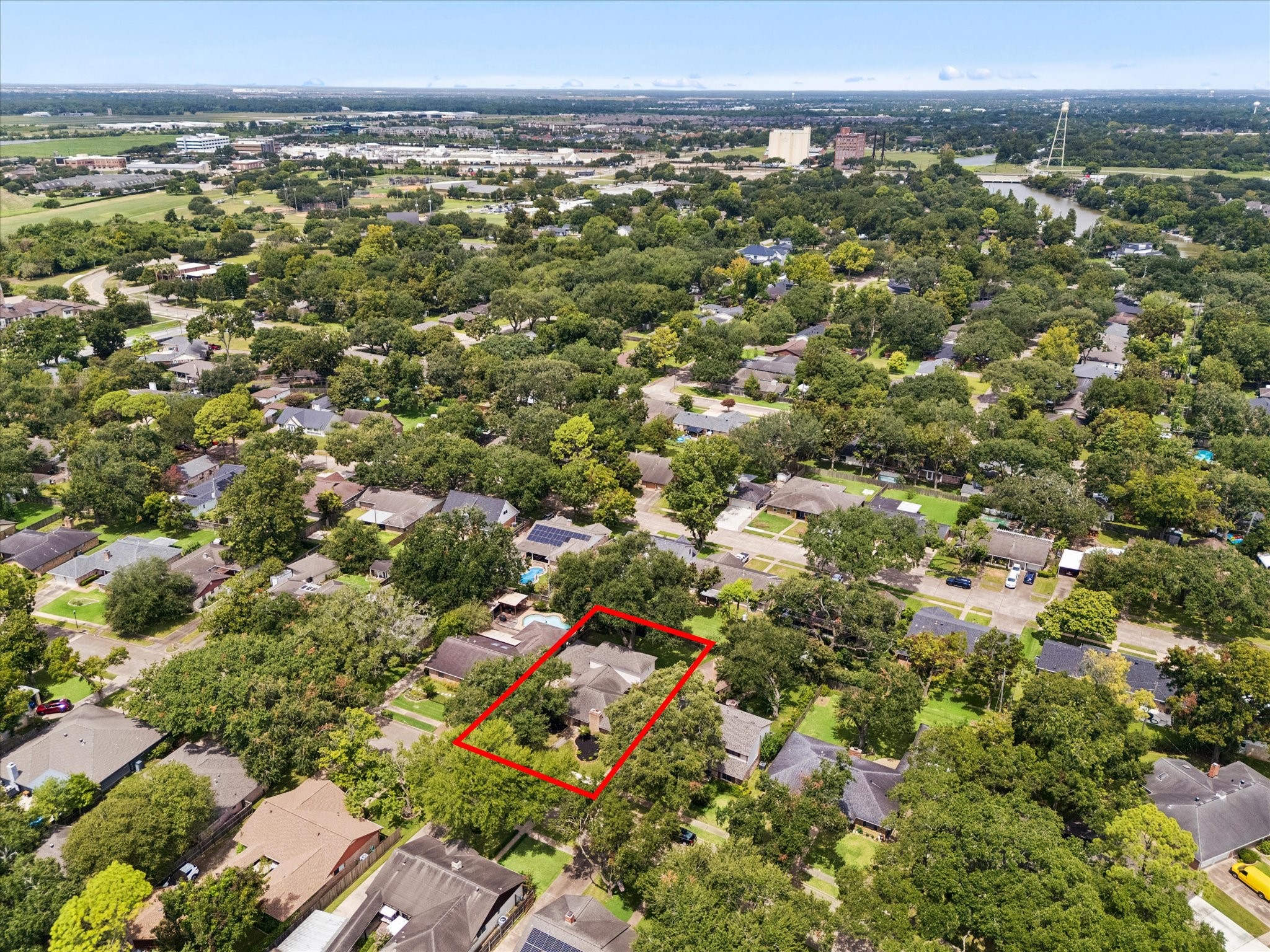 114 CAMELLIA STREET ENJOYS A TREE-FILLED BROOKSIDE LOCATION NEAR SHOPPING, DINING, EMPLOYMENT CENTERS, AND MAJOR ROADWAYS.