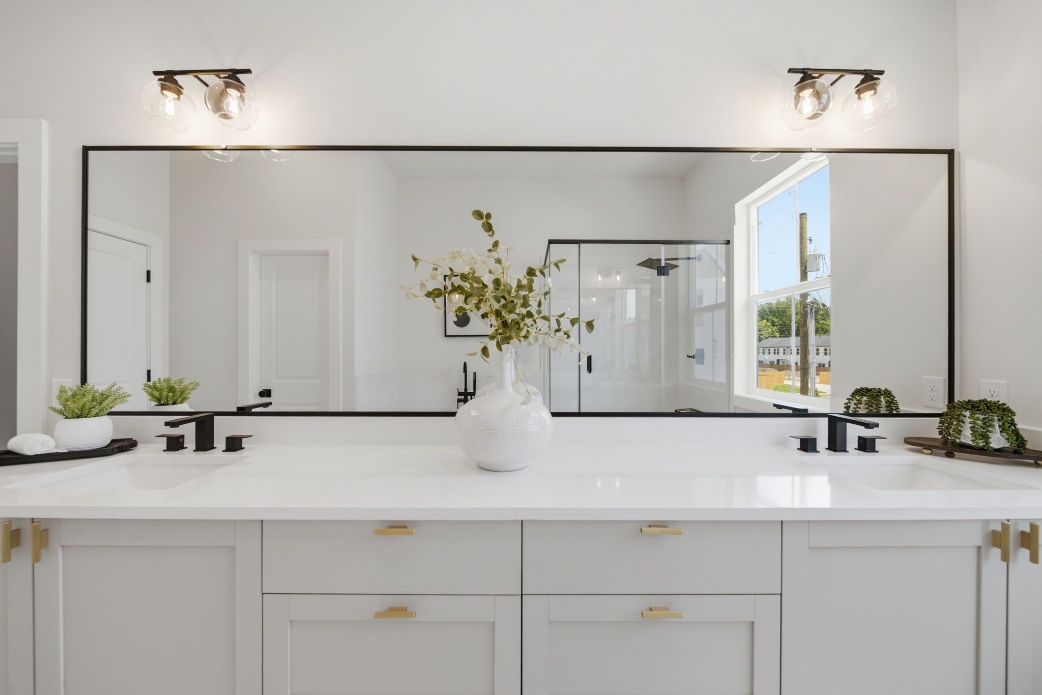 Dual vanities in primary bath