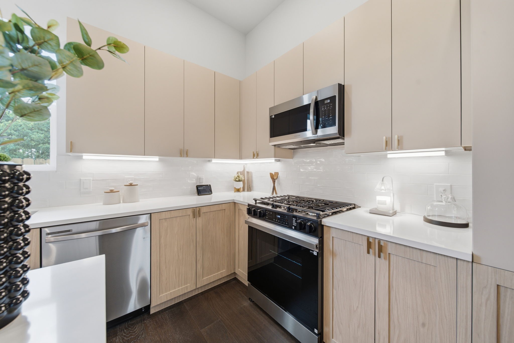 Gas range cooktop and quartz countertops