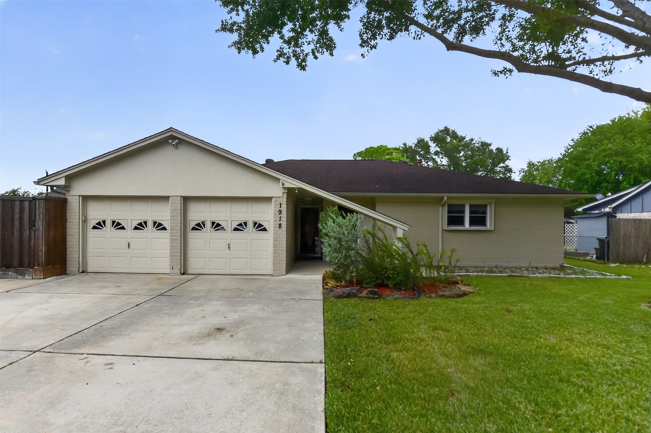 Cute curb appeal and attached garage with separate doors. Cute curb appeal and attached garage with separate doors.