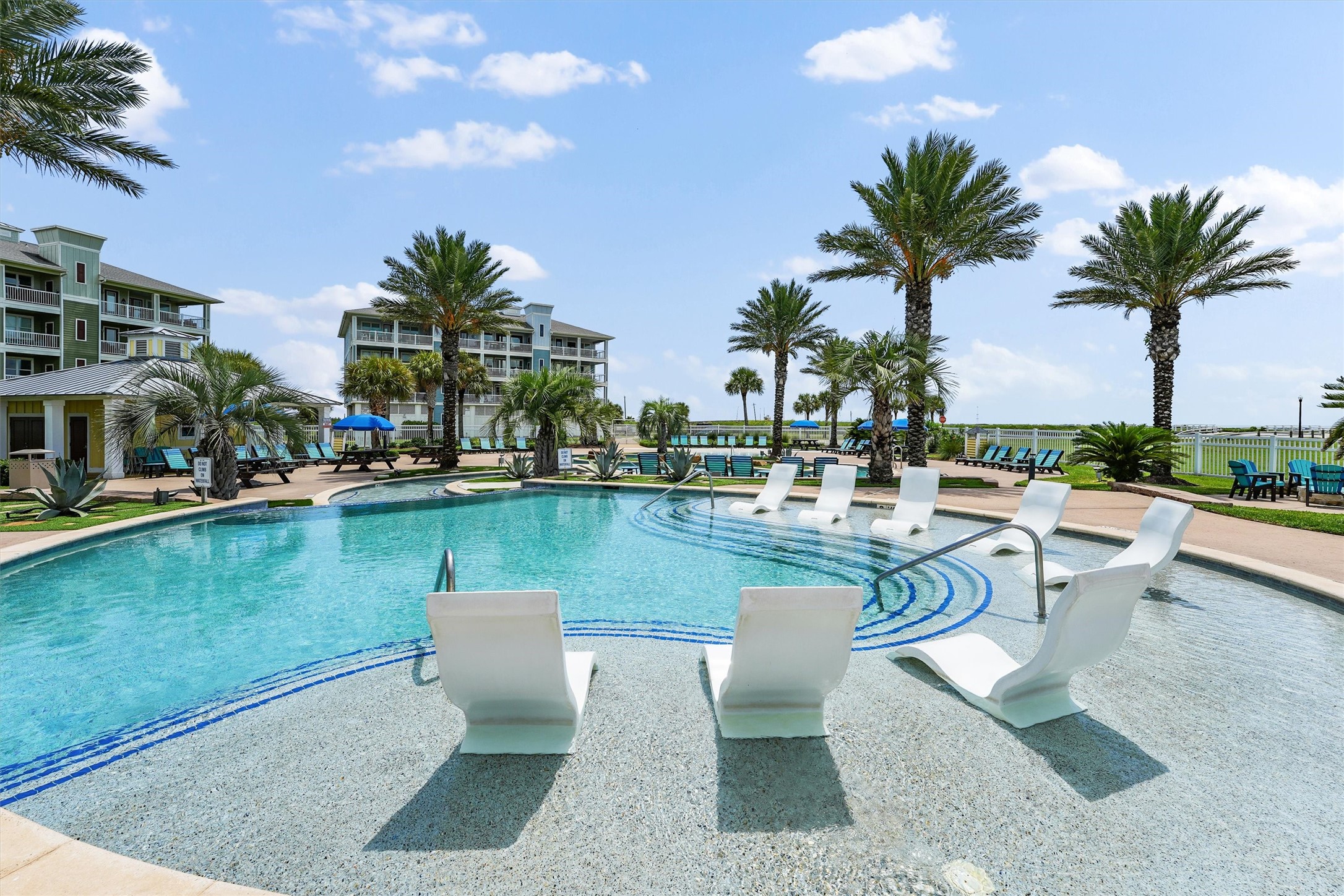 The bayside pool and lazy river
create a resort-style escape,
perfect for floating, swimming,
and soaking up the Pointe West
lifestyle.