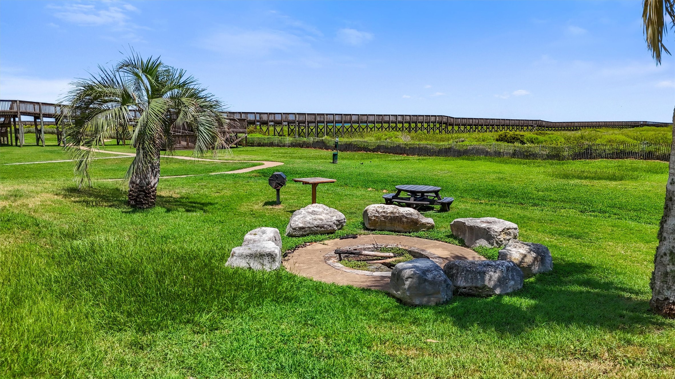 Gather around the community
fire pit, complete with picnic
tables and grilling stations, for
unforgettable evenings under the
stars.