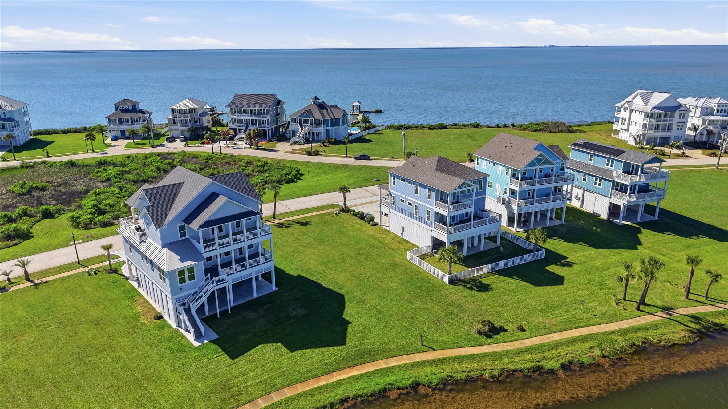 This excellent location offers easy access to both bay and beach, making it ideal for full-time living, a vacation home, or an investment property. This excellent location offers easy access to both bay and beach, making it ideal for full-time living, a vacation home, or an investment property.