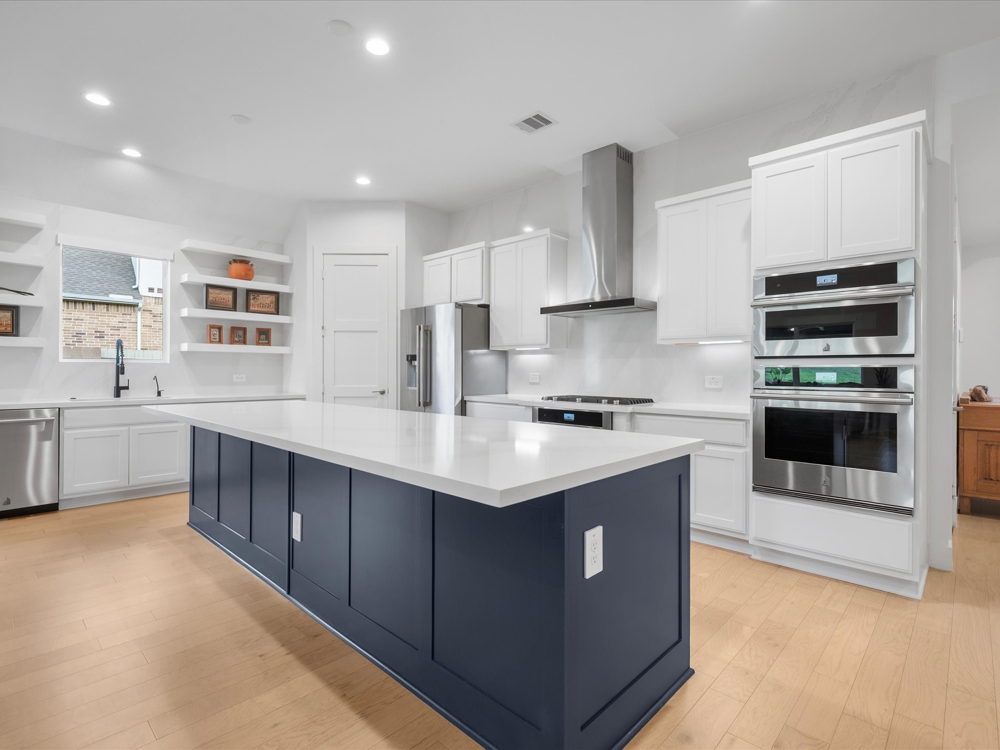 Large kitchen with high end applicances throughout.