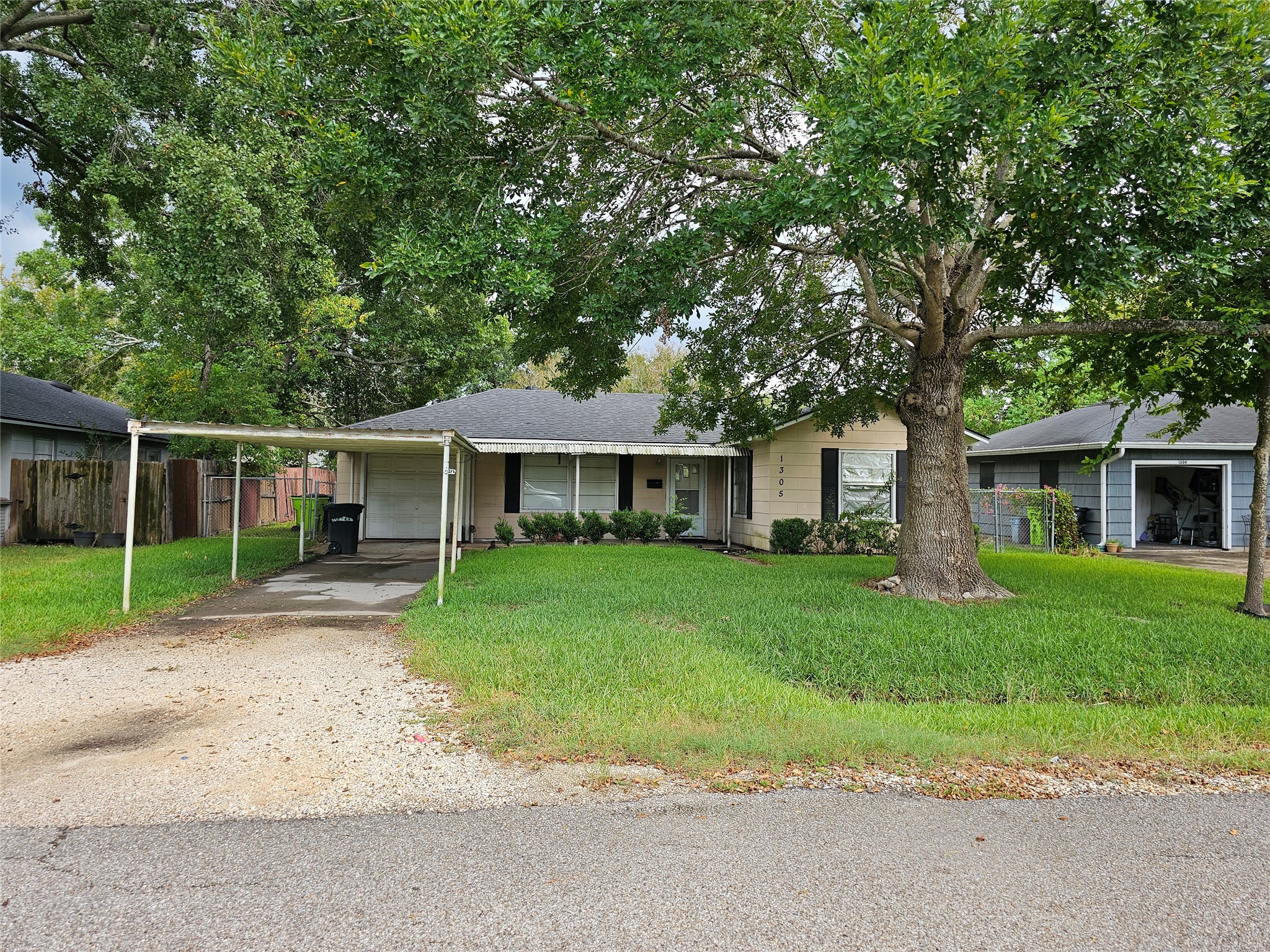 1305 James Street, Rosenberg, TX 77471