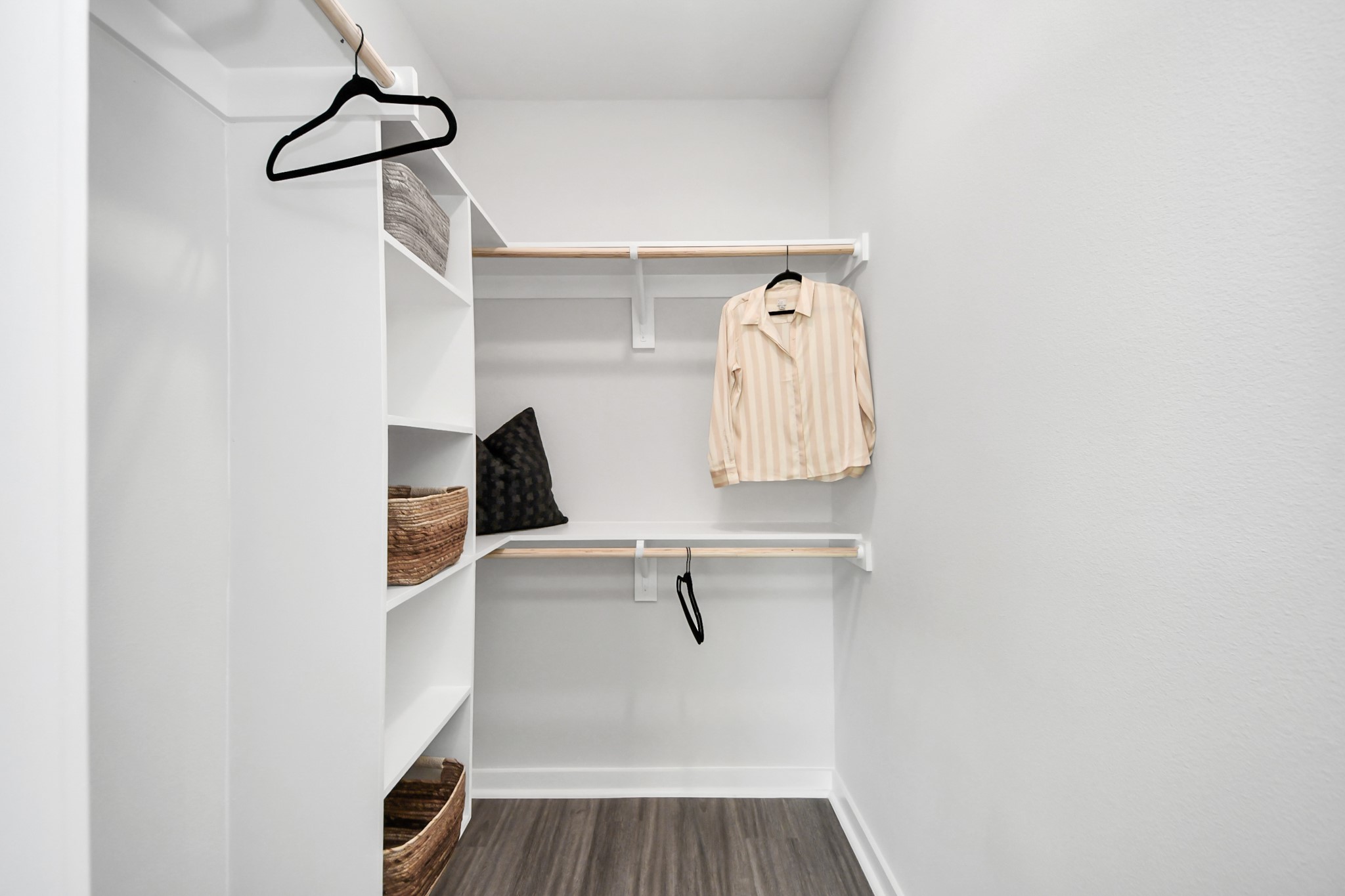 Primary Suite offers walk-closet,bath w/dual vanities&lux tub/shower.