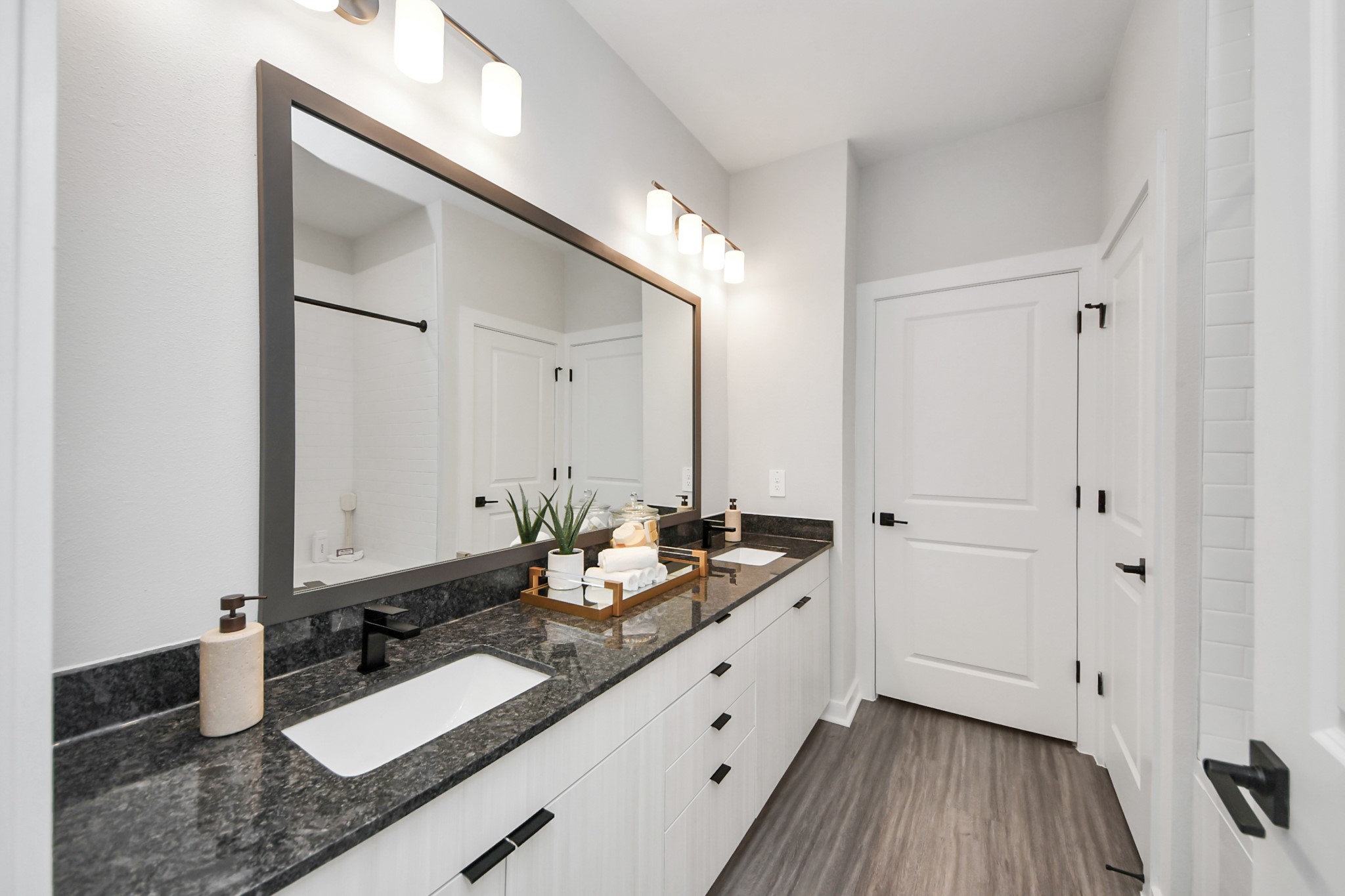 Primary Suite offers walk-closet,bath w/dual vanities&lux tub/shower.
