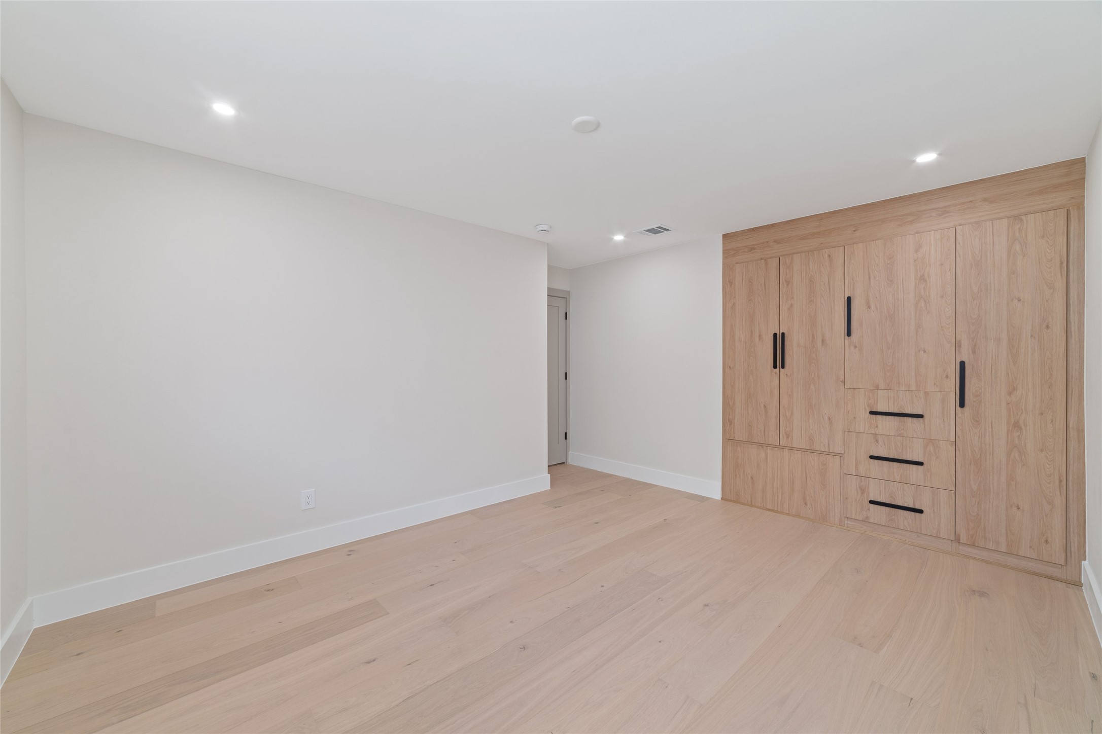 Room 3 with built in custom close