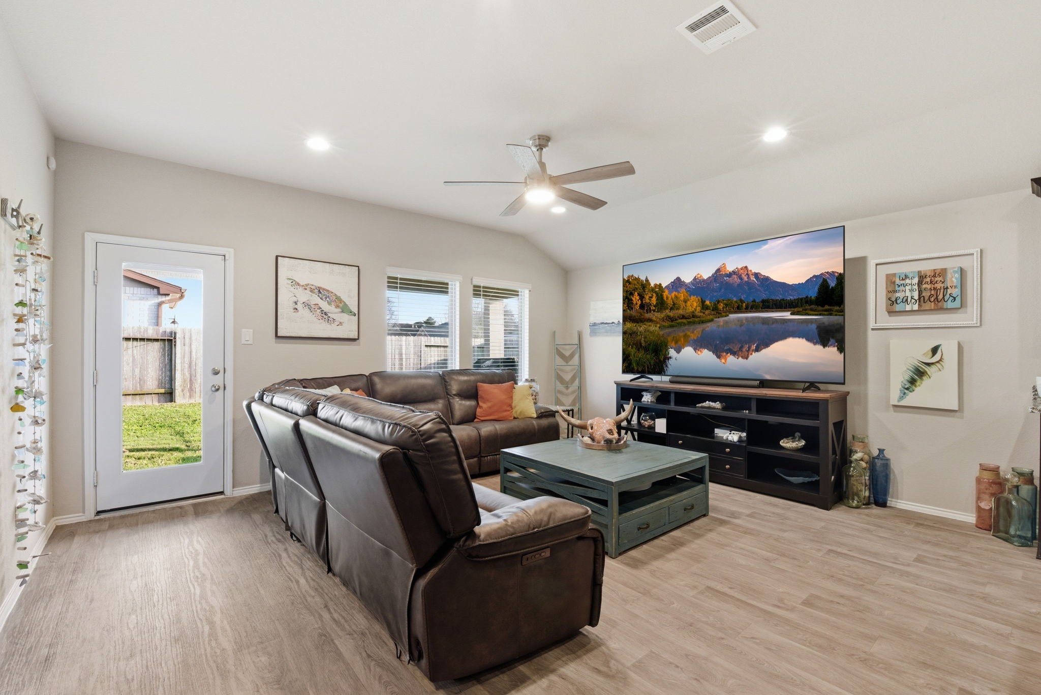Comfortable main living space with neutral tones and move-in ready condition. Comfortable main living space with neutral tones and move-in ready condition.
