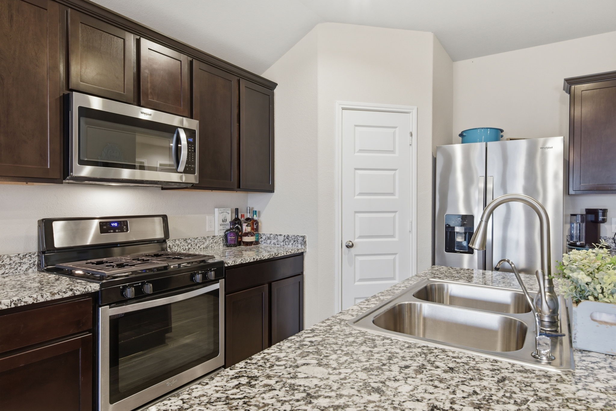 Stylish soft-close cabinets and walk-in pantry for added storage.
