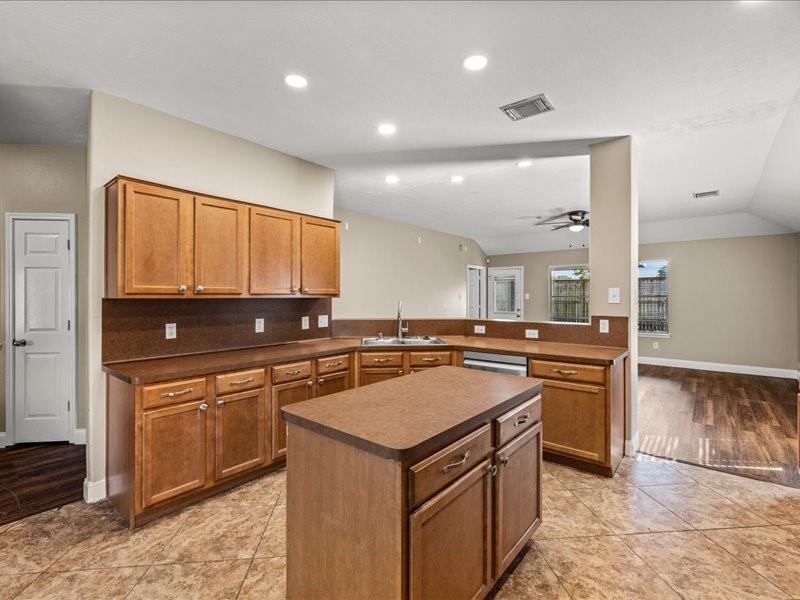167 Rustic Colony Lane, Dickinson, TX 77539
