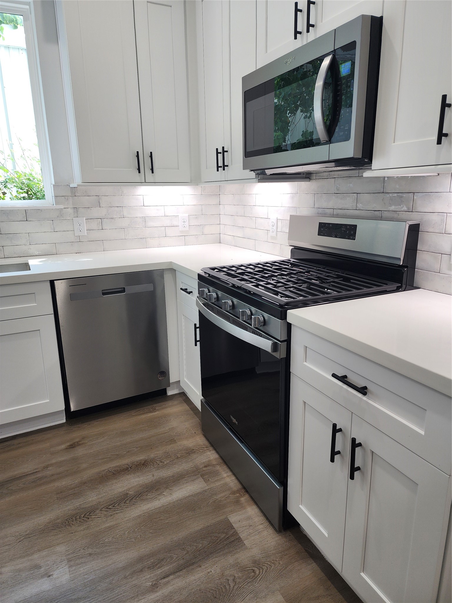 Sleek range with integrated microwave/vent hood maximizes your cooking space.