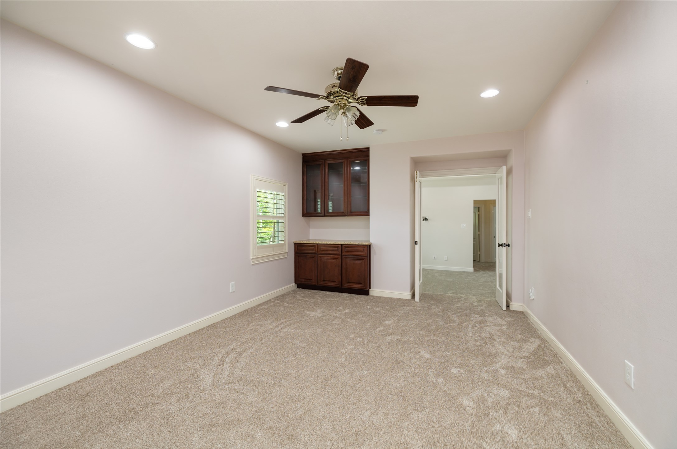 Large extra room or additional bedroom