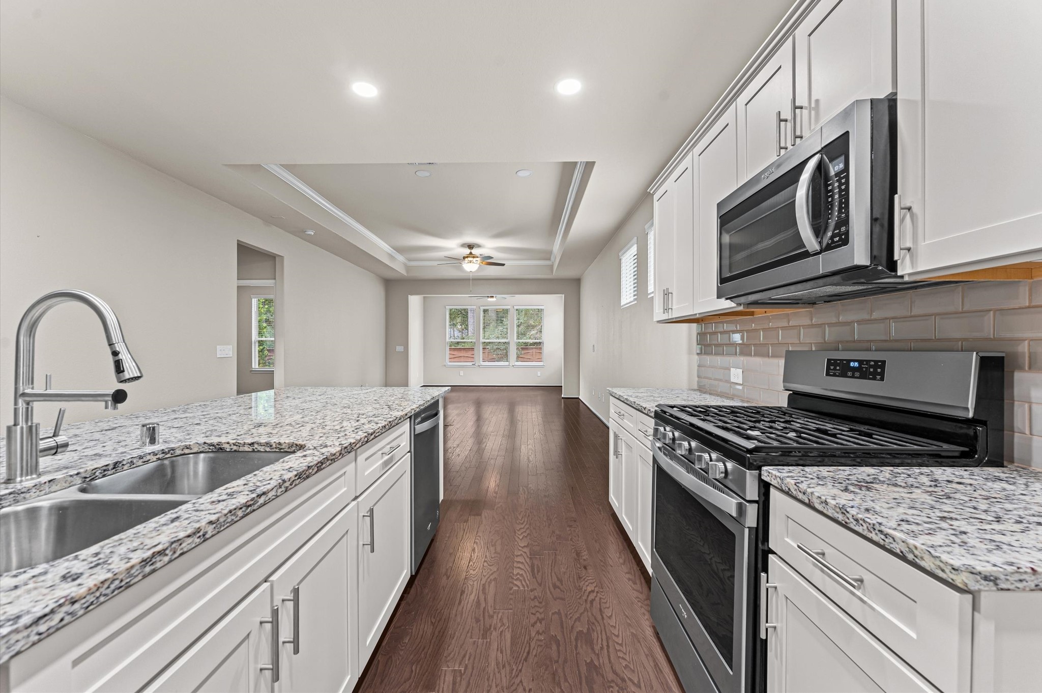 Fully equipped for culinary enthusiasts, the kitchen showcases premium, matching stainless steel appliances that deliver professional performance, durability, and a sleek modern aesthetic. Fully equipped for culinary enthusiasts, the kitchen showcases premium, matching stainless steel appliances that deliver professional performance, durability, and a sleek modern aesthetic.