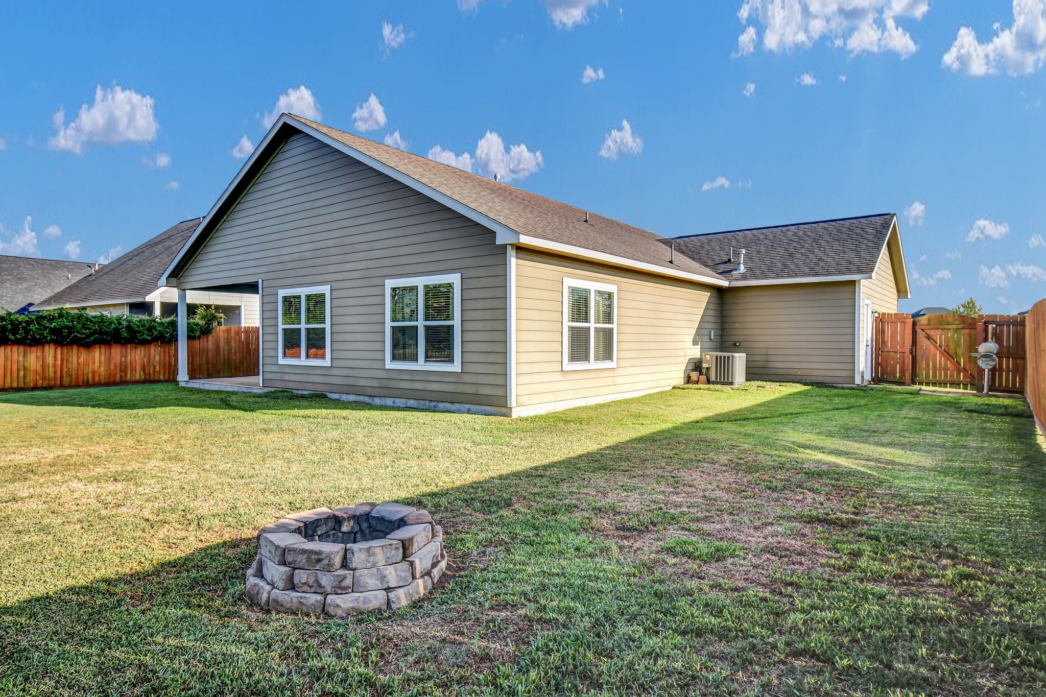 406 Wellshire Drive, West Columbia, TX 77486