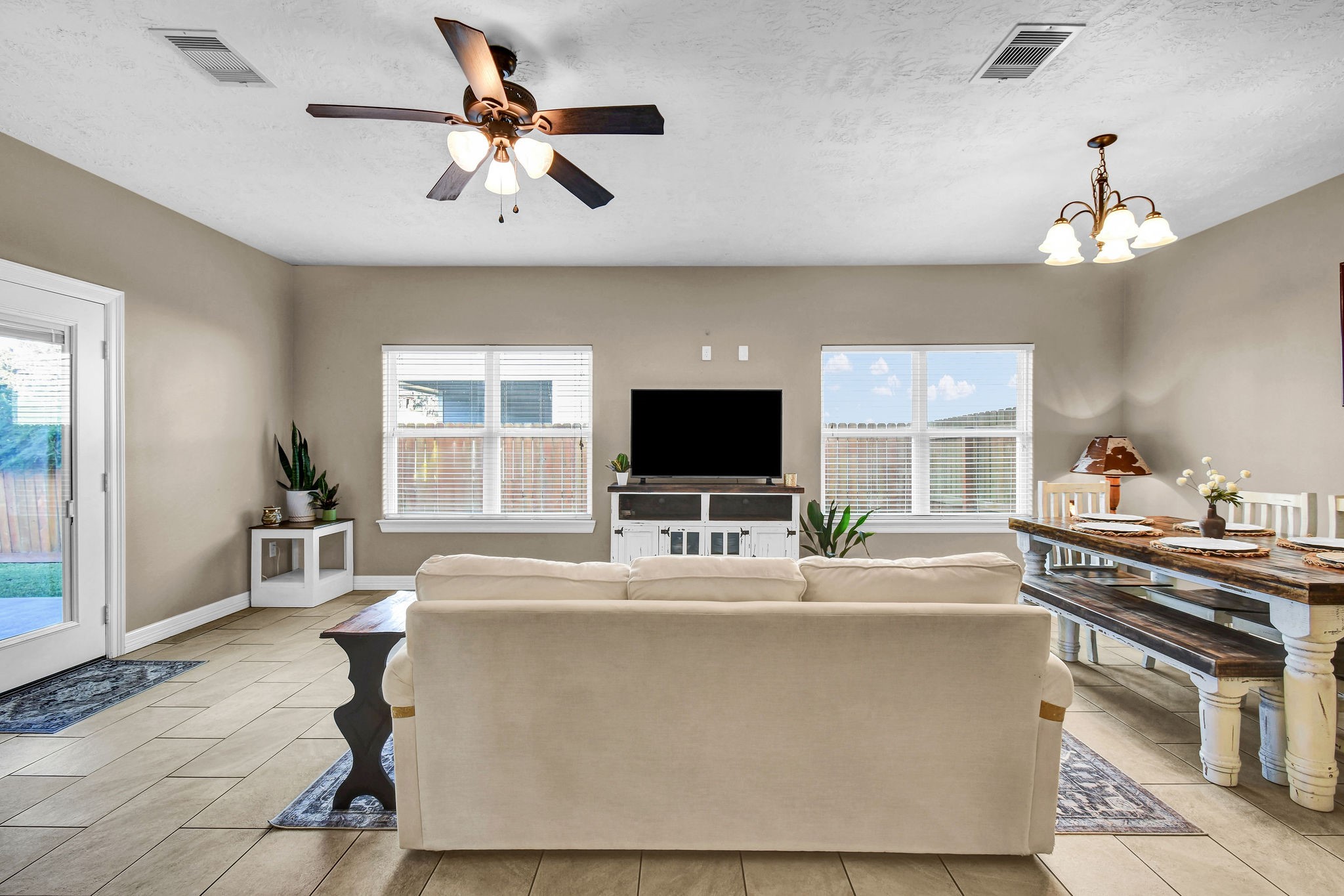 406 Wellshire Drive, West Columbia, TX 77486