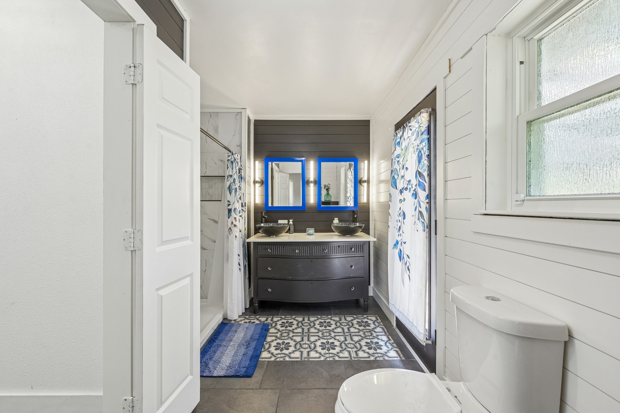 The primary ensuite does not disappoint. Very tastefully done.