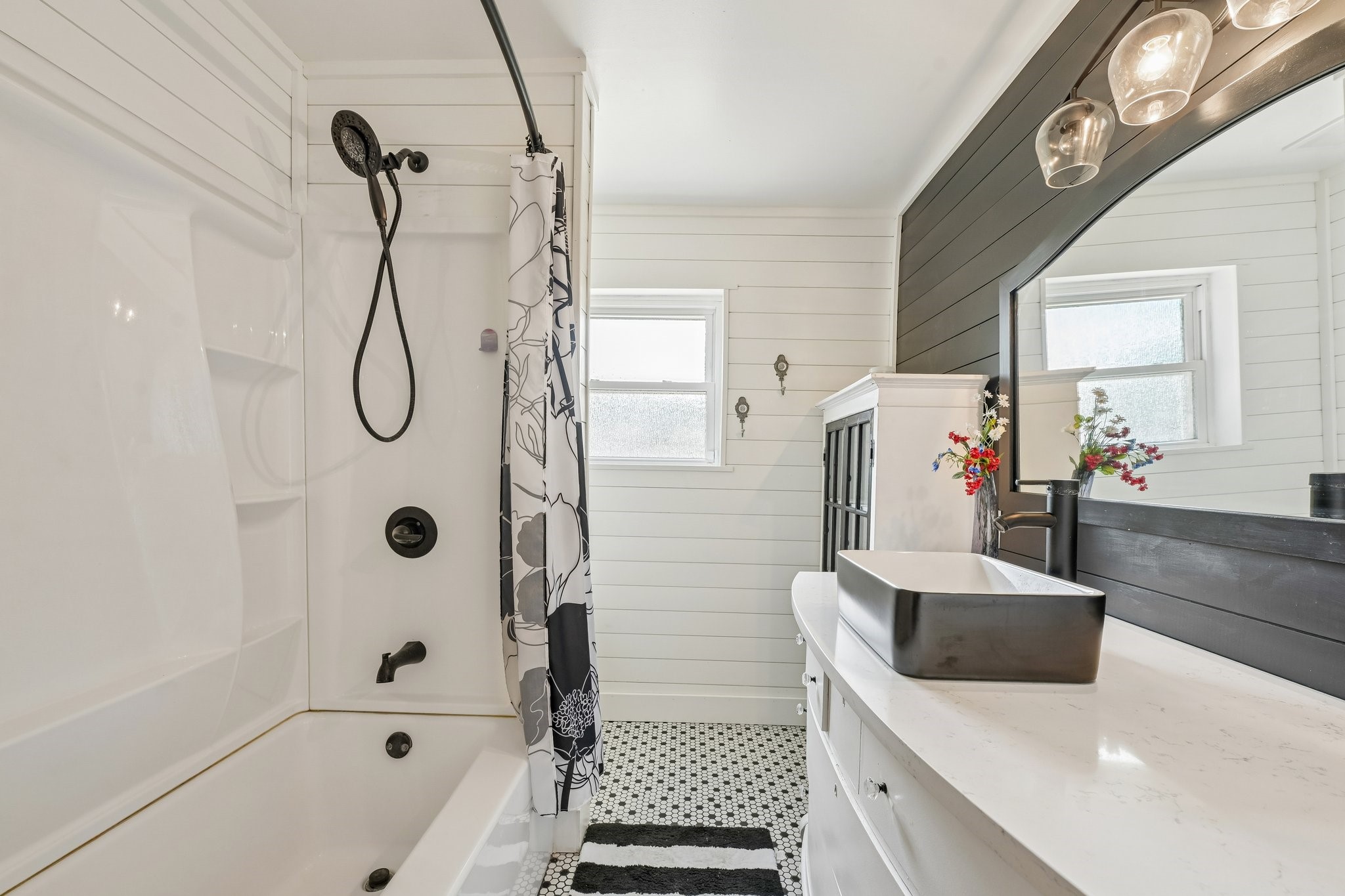 Cute secondary bathroom with tub/shower combo.