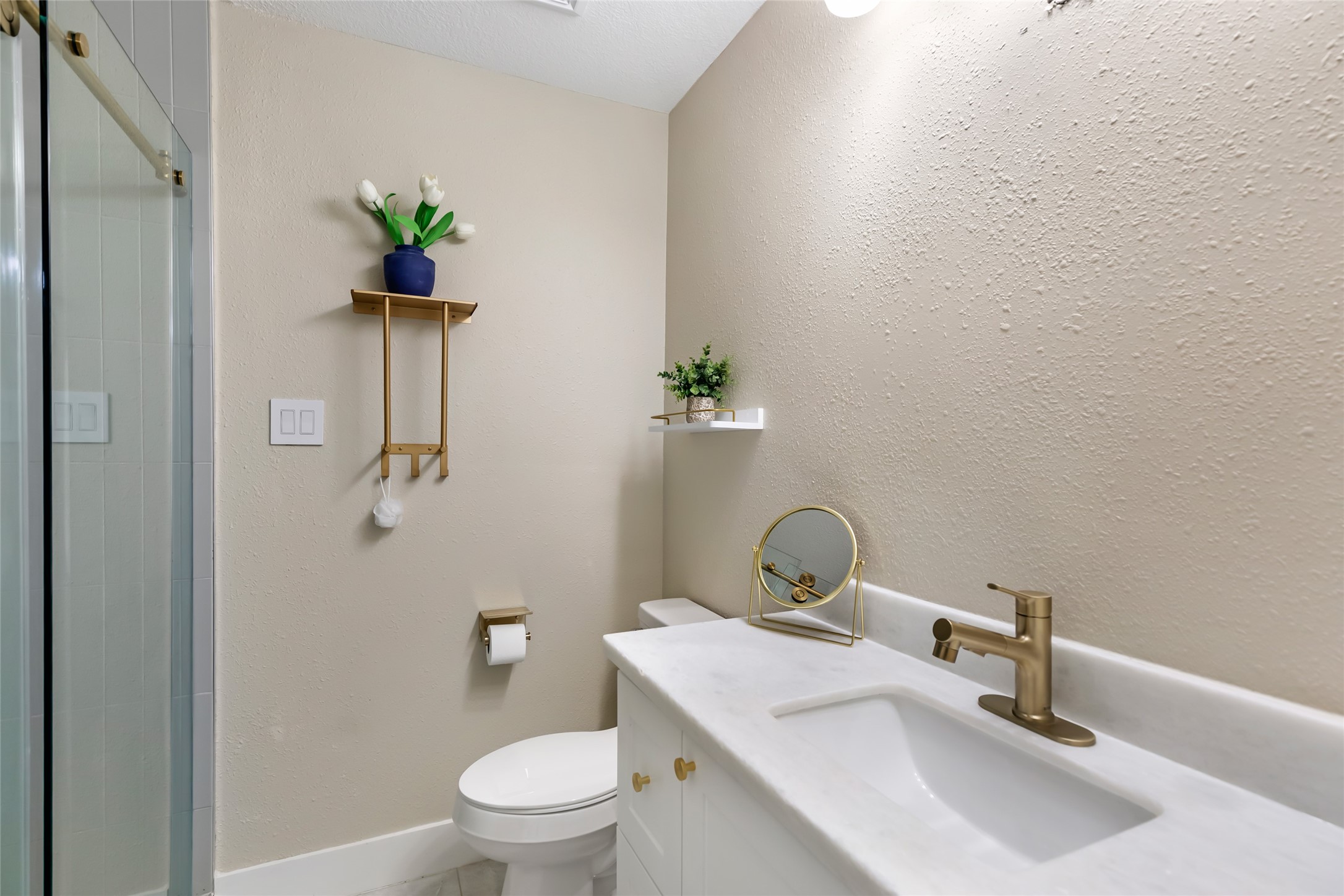 Secondary bedroom's Ensuite bathroom