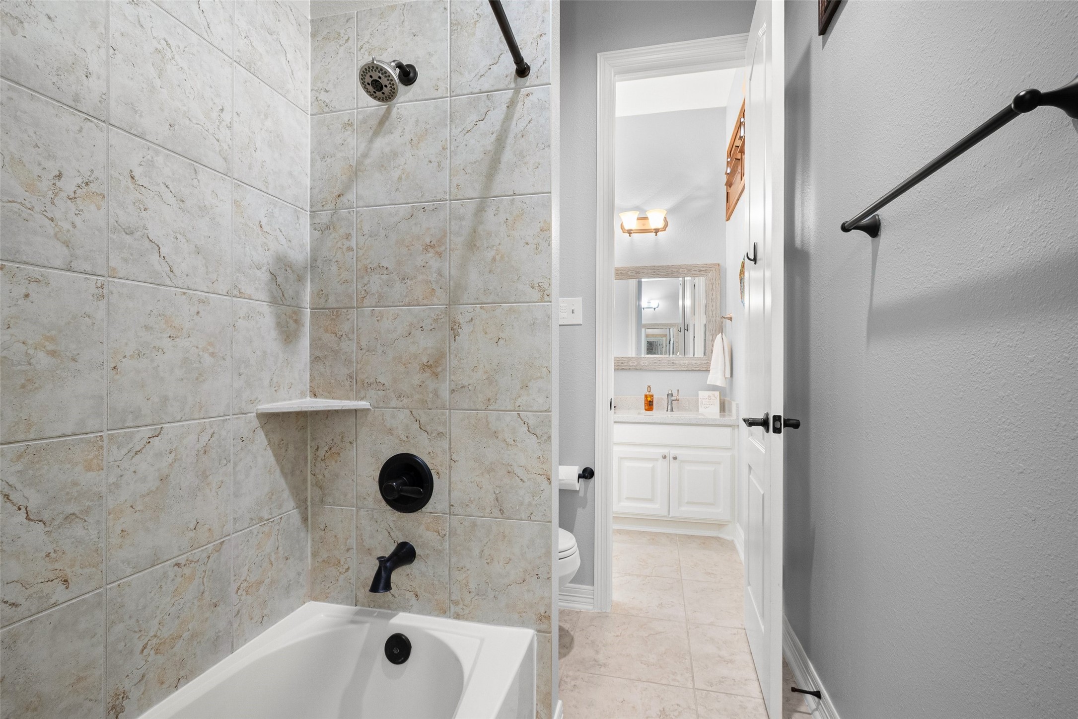 tub/shower for connecting en-suite bathroom