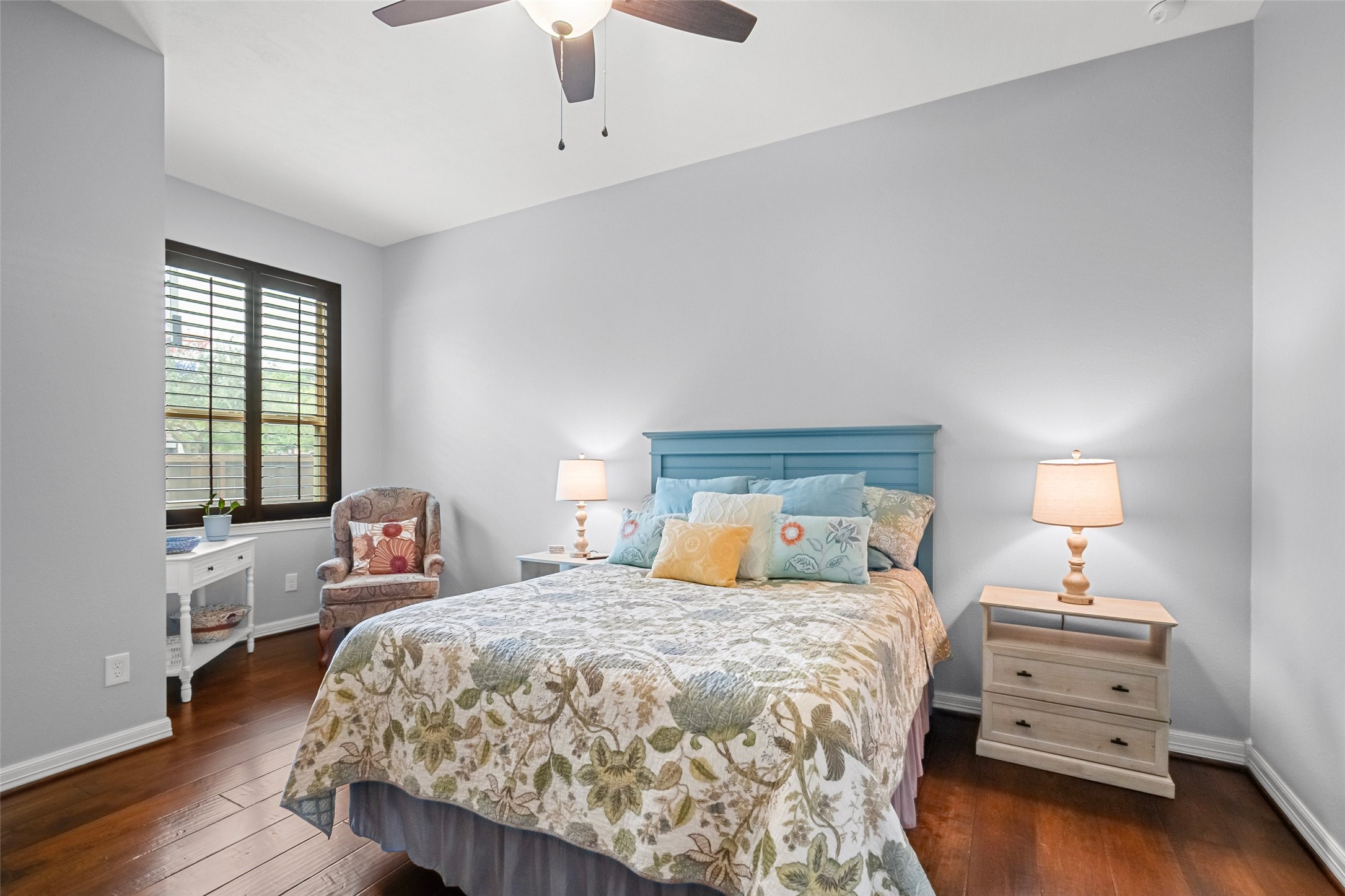 This is a secondary bedroom that connects via a en-suite bathroom to another bedroom.