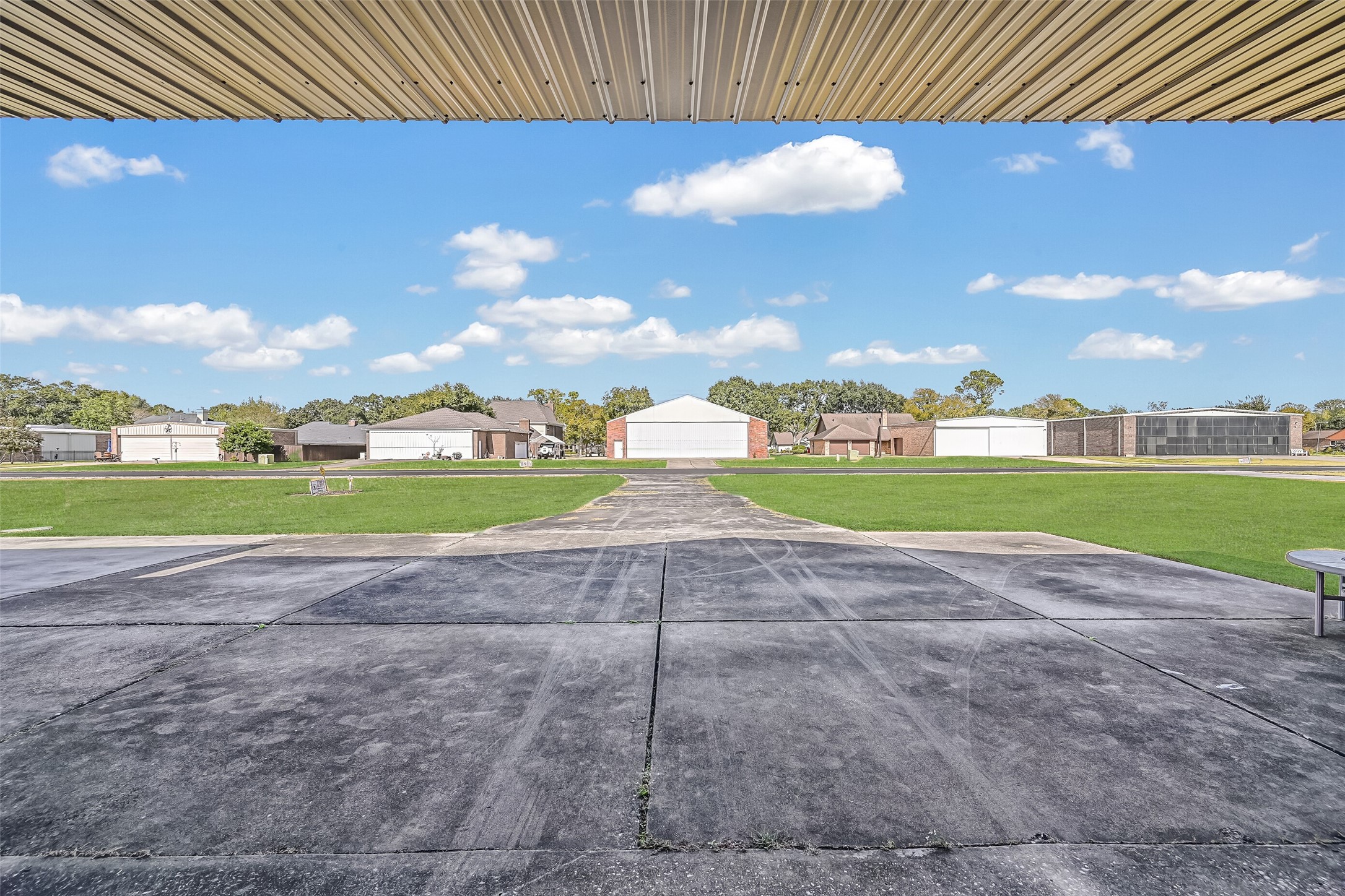 Imagine the convenience of keeping your aircraft right at home! A private paved taxiway leads directly from the property's airplane hangar to the Polly Ranch Airport runway (7XS0). The community's 3,070' asphalt runway provides a distinctive opportunity for aviation enthusiasts seeking residential airstrip access.