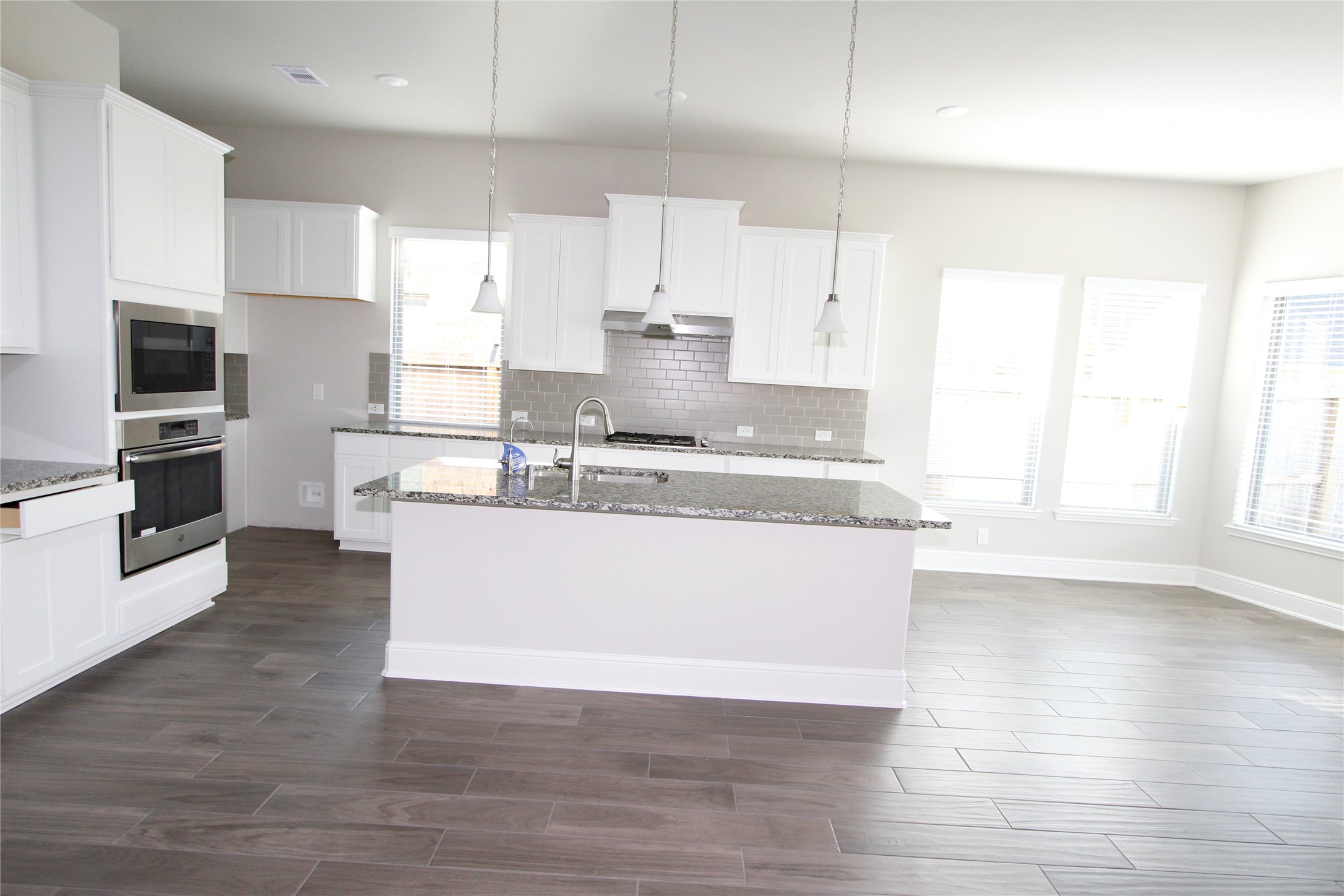 Kitchen with breakfast area to the corner