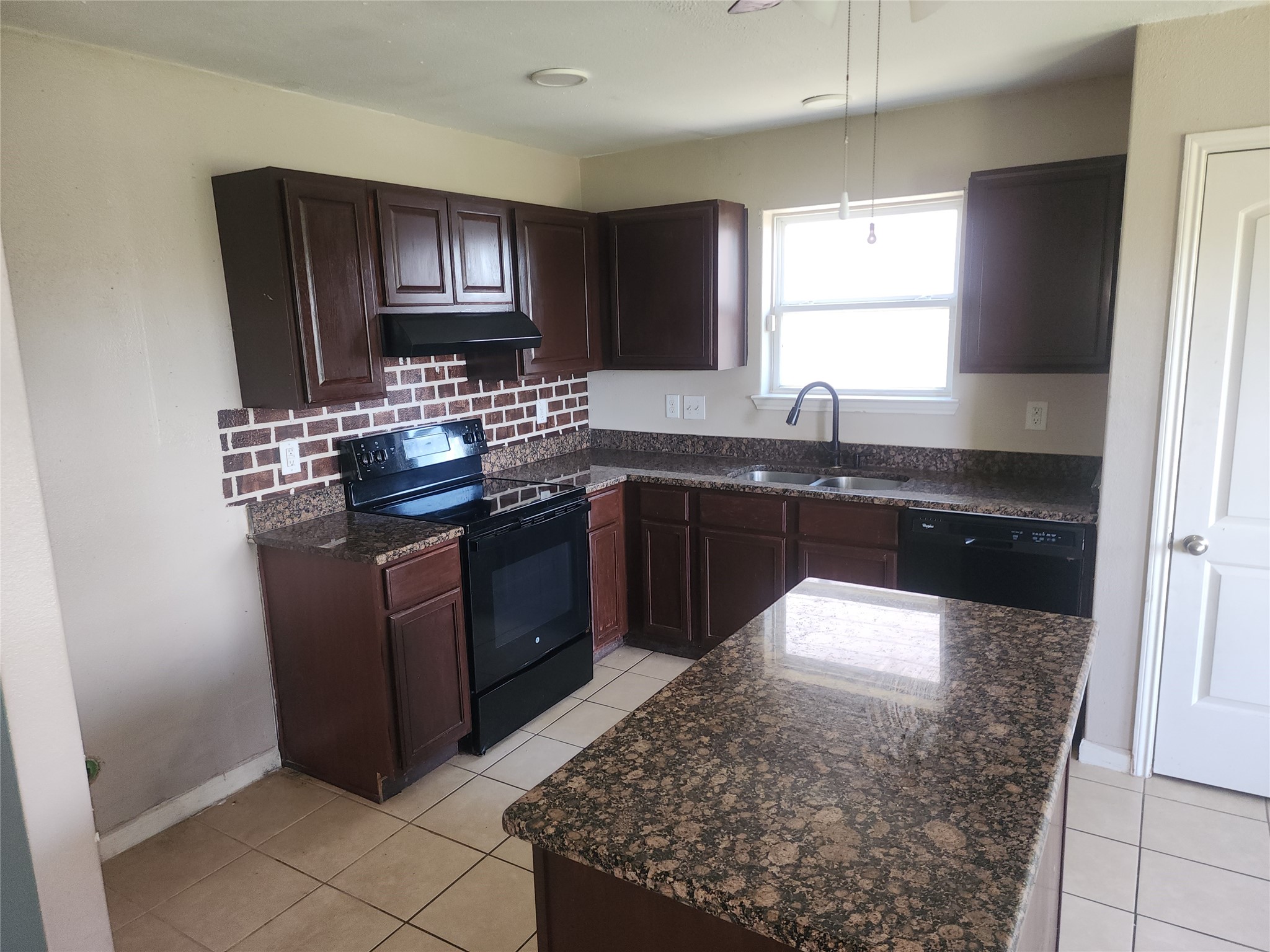 338 Apache Field Lane, La Marque, TX 77568