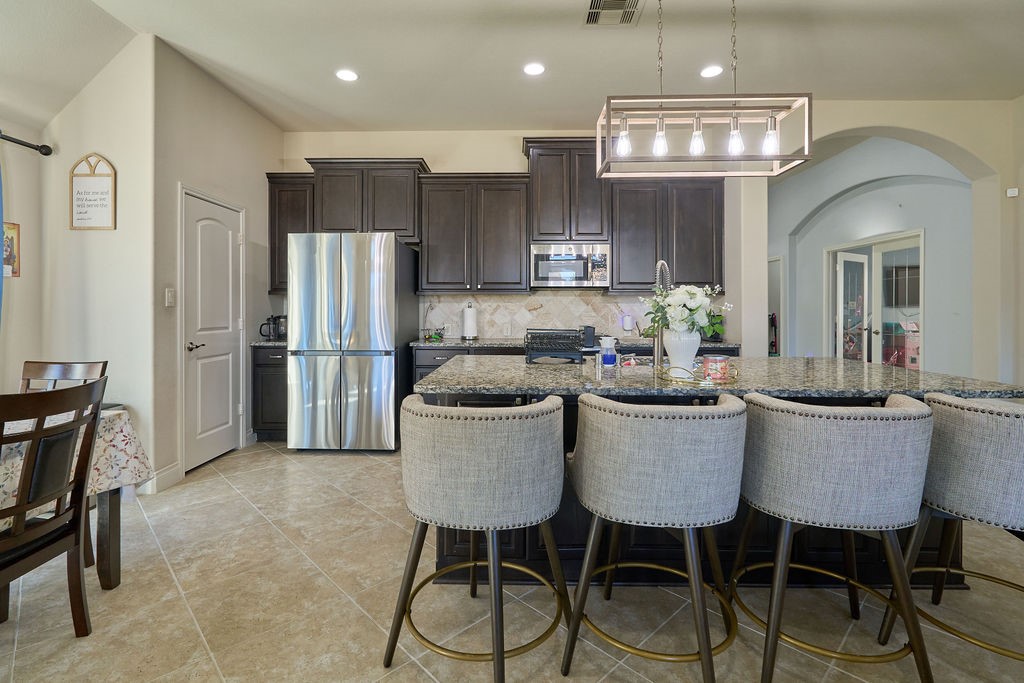 Spacious Kitchen Designed for Entertaining! Spacious Kitchen Designed for Entertaining!