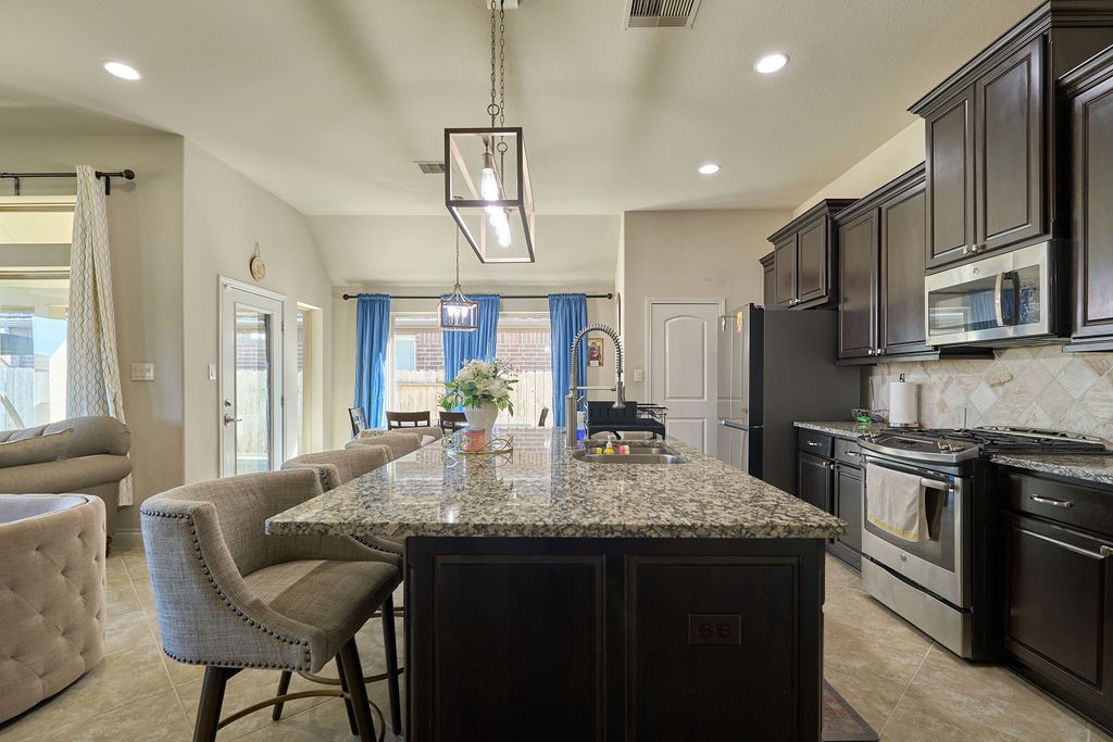 Open-Concept Kitchen with Designer Finishes! Open-Concept Kitchen with Designer Finishes!