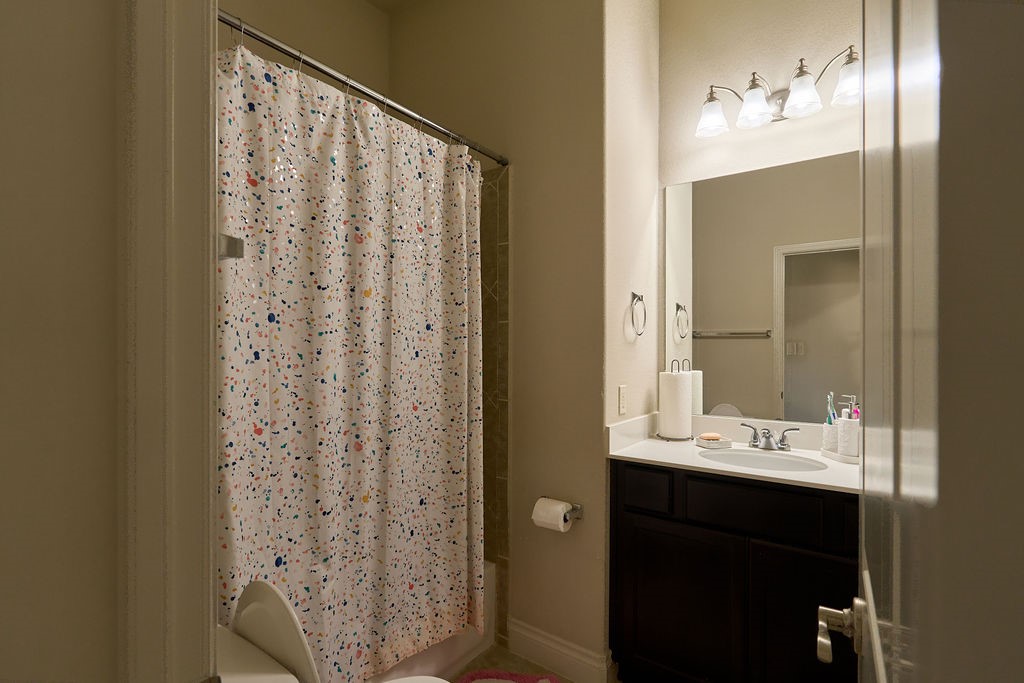 Stylish Secondary Bath with Modern Comforts!