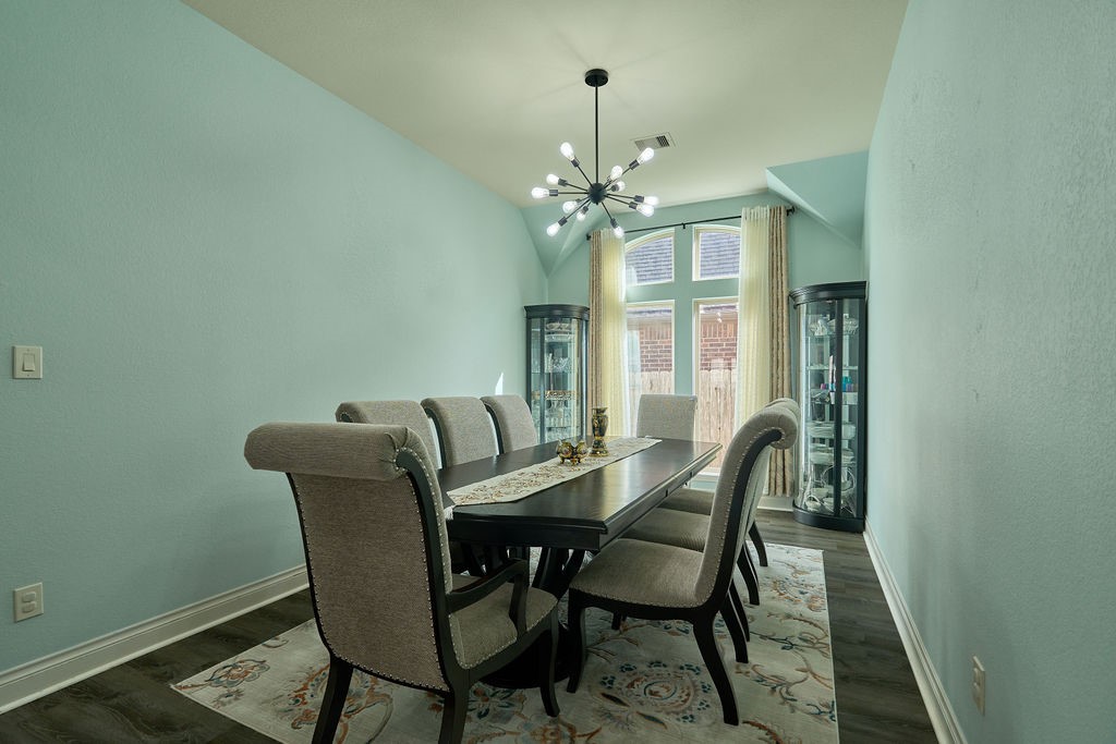 Elegant Dining Space for Memorable Gatherings! Elegant Dining Space for Memorable Gatherings!
