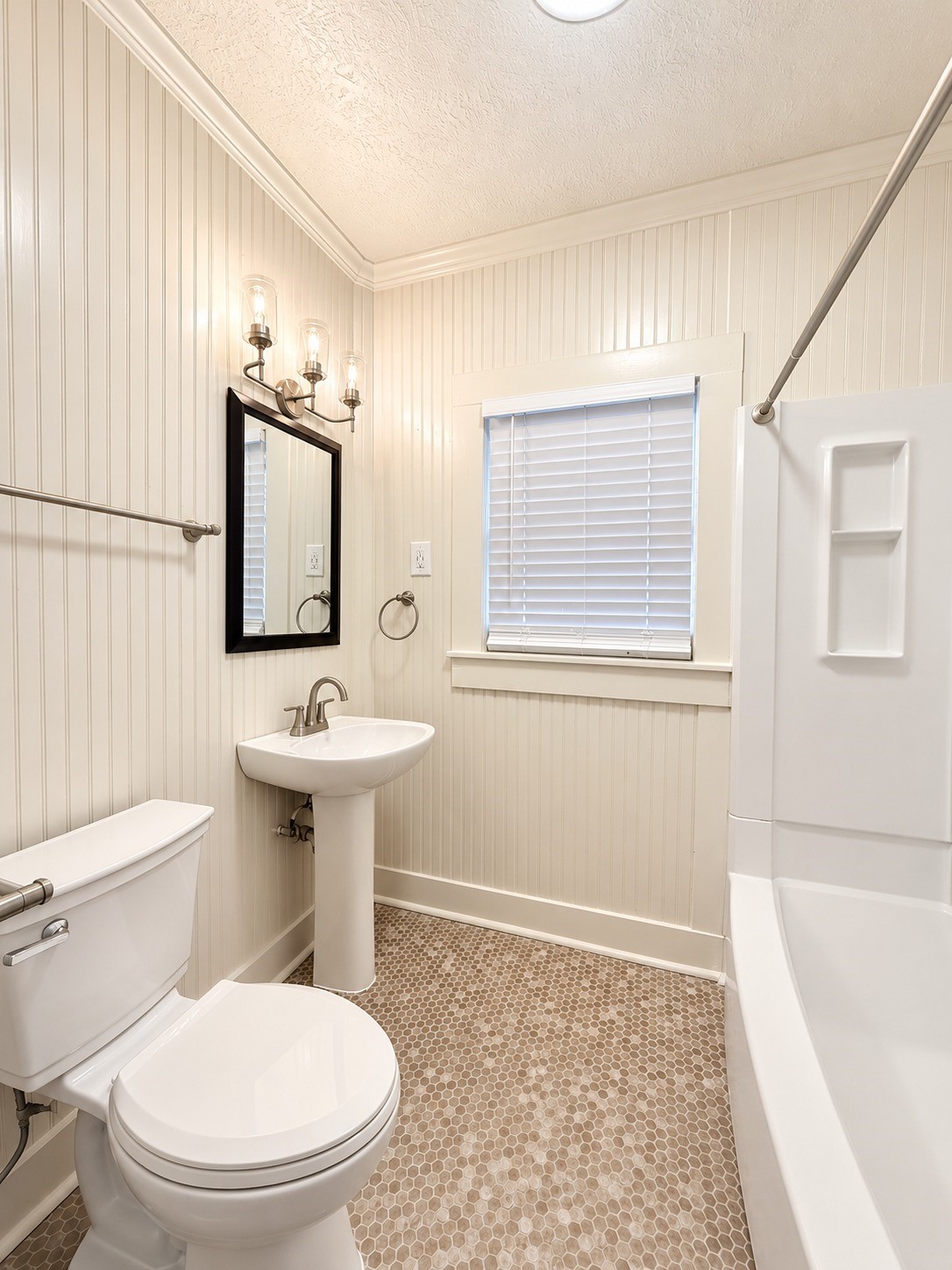 317 E Locust Street, Angleton, TX 77515