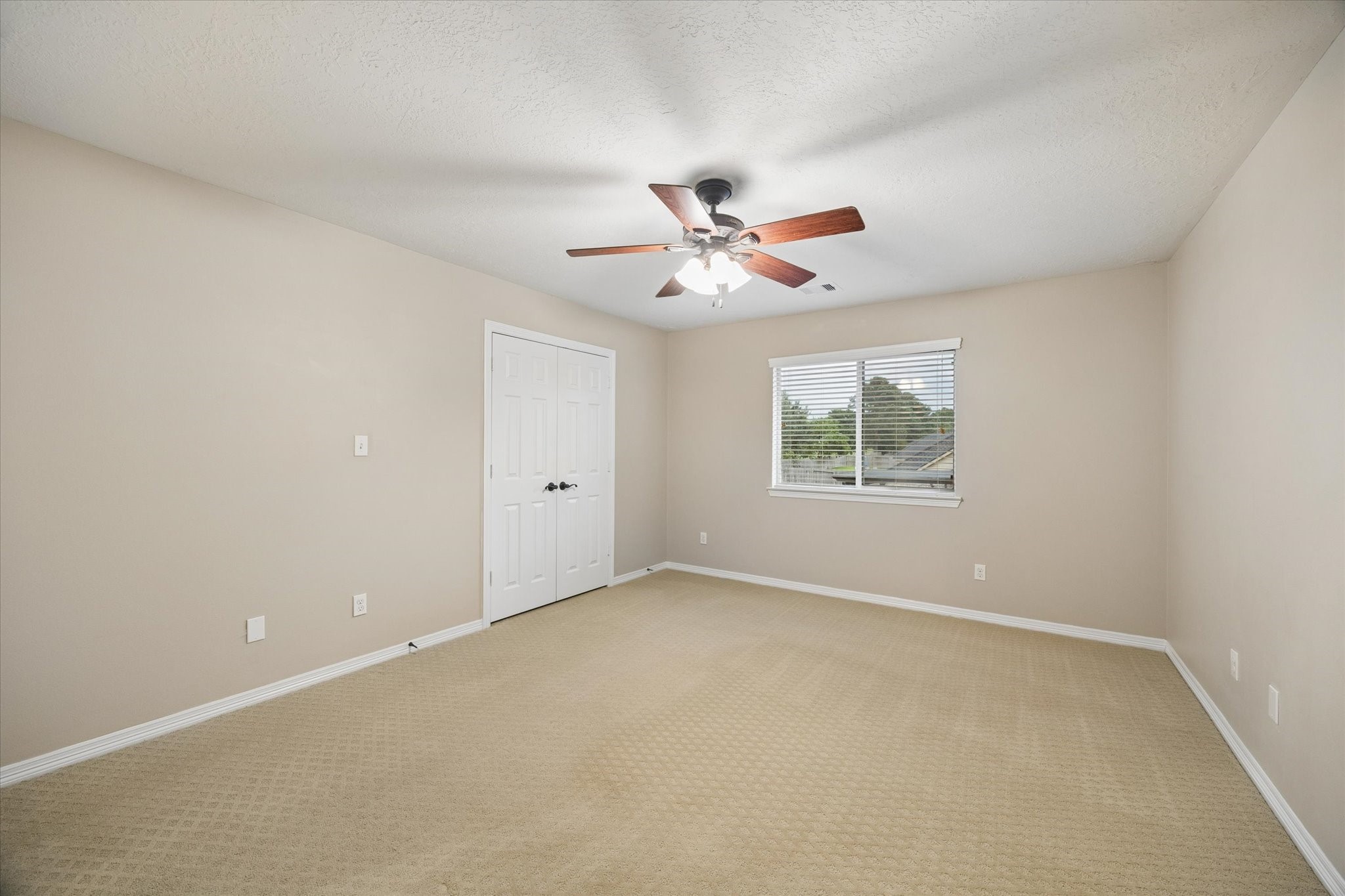 Bathed in natural light, this charming secondary bedroom features ample space and a welcoming atmosphere, ideal for accommodating family or guests in comfort.