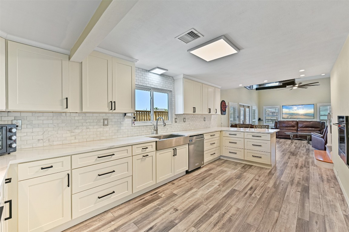 303 Tahiti Road, Tiki Island, TX 77554