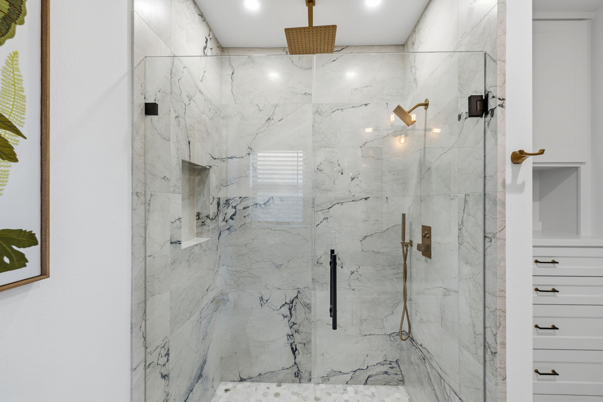 Walk in shower with dual-shower heads