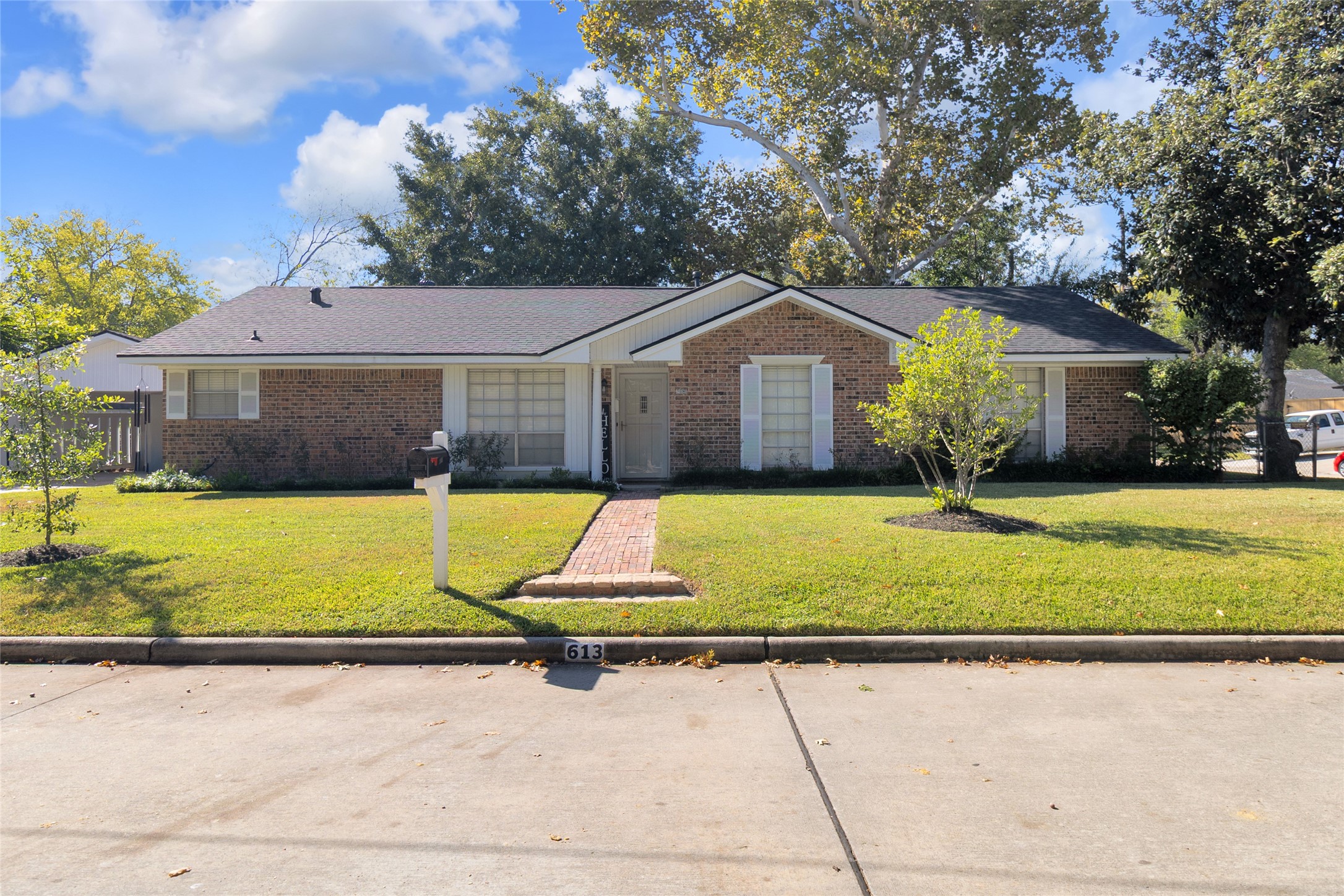 Charming brick home with a well maintained lawn and mature trees, offering a welcoming entrance and classic curb appeal. Charming brick home with a well maintained lawn and mature trees, offering a welcoming entrance and classic curb appeal.