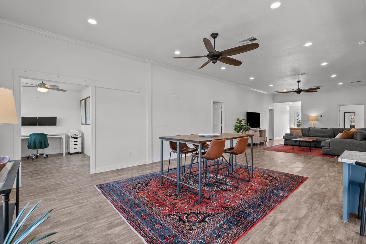 Spacious Living room, open to Kitchen and large office space Spacious Living room, open to Kitchen and large office space