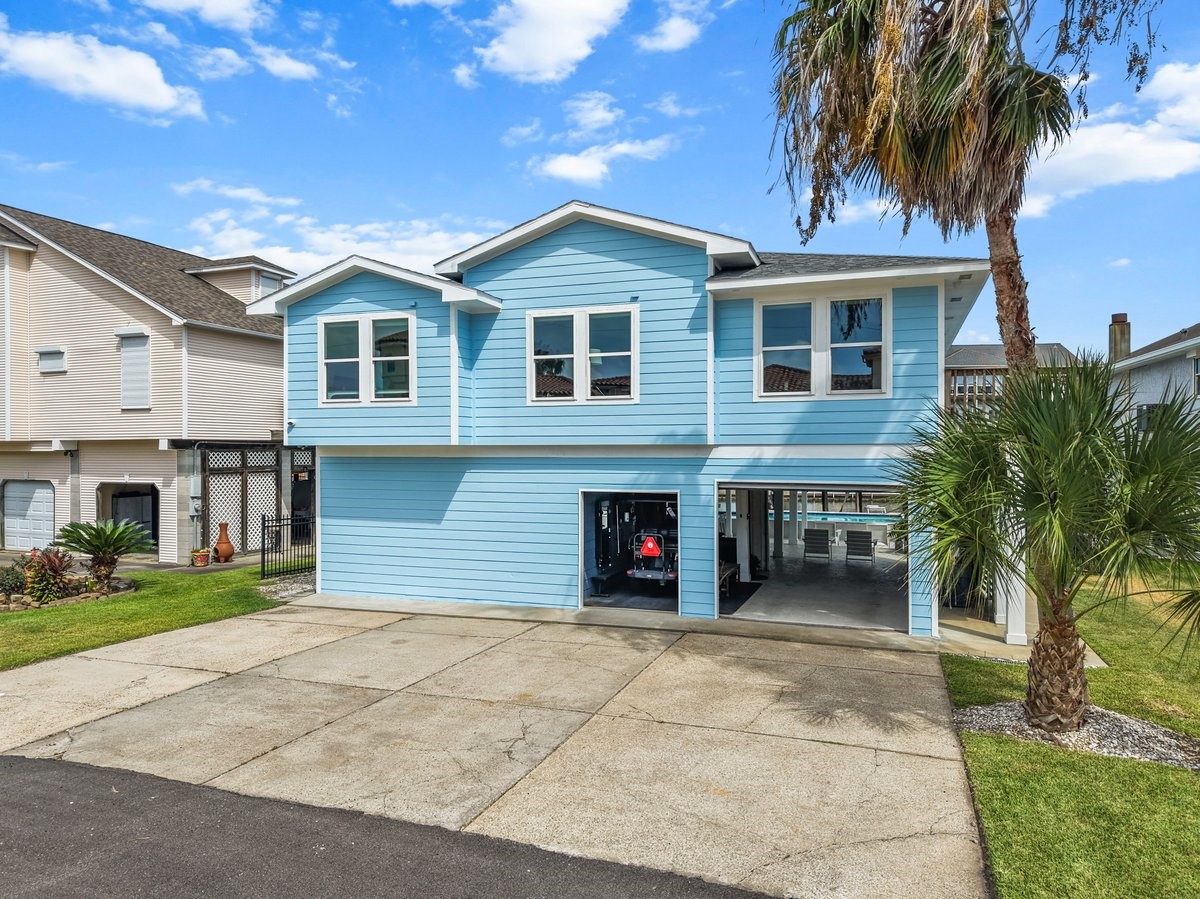 Wide Driveway and Expansive Under House Area perfect for Parking or Outdoor Entertaining. Wide Driveway and Expansive Under House Area perfect for Parking or Outdoor Entertaining.